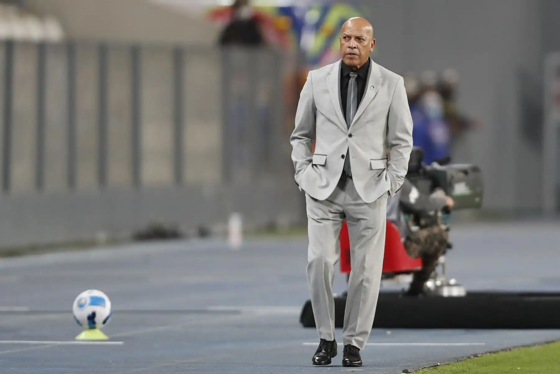 El entrenador de Sporting Roberto Mosquera, en un partido de la Copa Libertadores entre Sporting Cristal y Universidad Católica en el estadio Nacional en Lima.
Foto: EFE