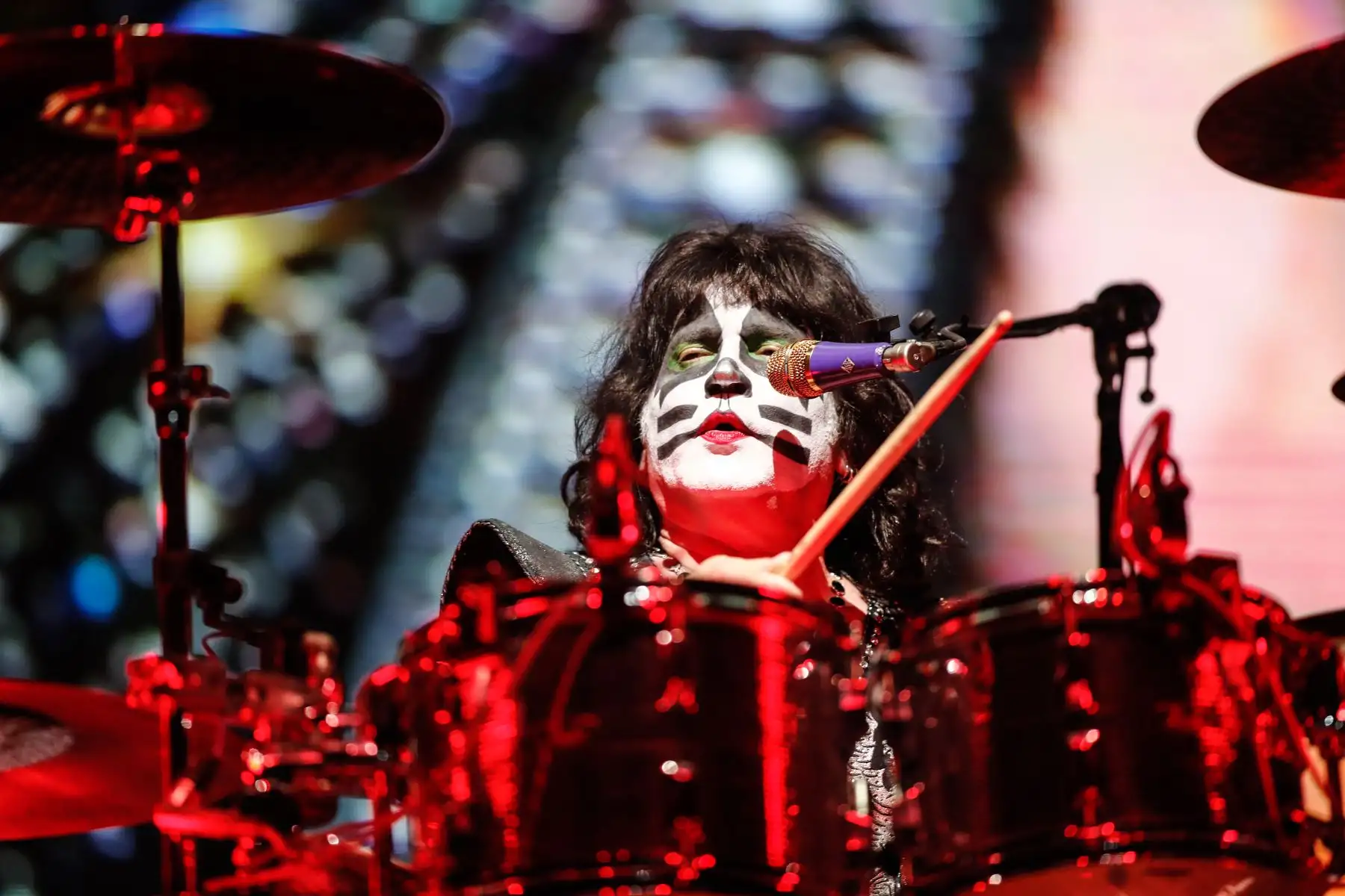 La emblemática banda Kiss ofreció su último show en Perú, con una ambiciosa puesta en escena que incluyó explosiones, fuegos artificiales, plataformas y gigantescas pantallas, en el Arena 1 de La Costa Verde como parte de su “The End of the Road World Tour”.
Foto: ANDINA/Carlos Lezama