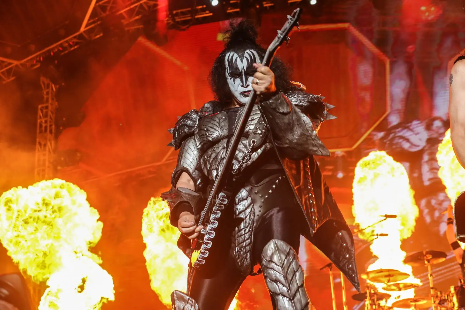 La emblemática banda Kiss ofreció su último show en Perú, con una ambiciosa puesta en escena que incluyó explosiones, fuegos artificiales, plataformas y gigantescas pantallas, en el Arena 1 de La Costa Verde como parte de su “The End of the Road World Tour”.
Foto: ANDINA/Carlos Lezama