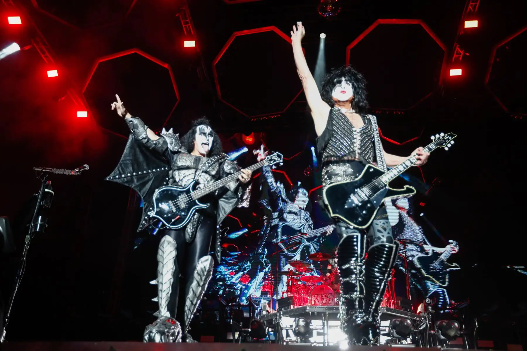 La emblemática banda Kiss ofreció su último show en Perú, con una ambiciosa puesta en escena que incluyó explosiones, fuegos artificiales, plataformas y gigantescas pantallas, en el Arena 1 de La Costa Verde como parte de su “The End of the Road World Tour”.
Foto: ANDINA/Carlos Lezama