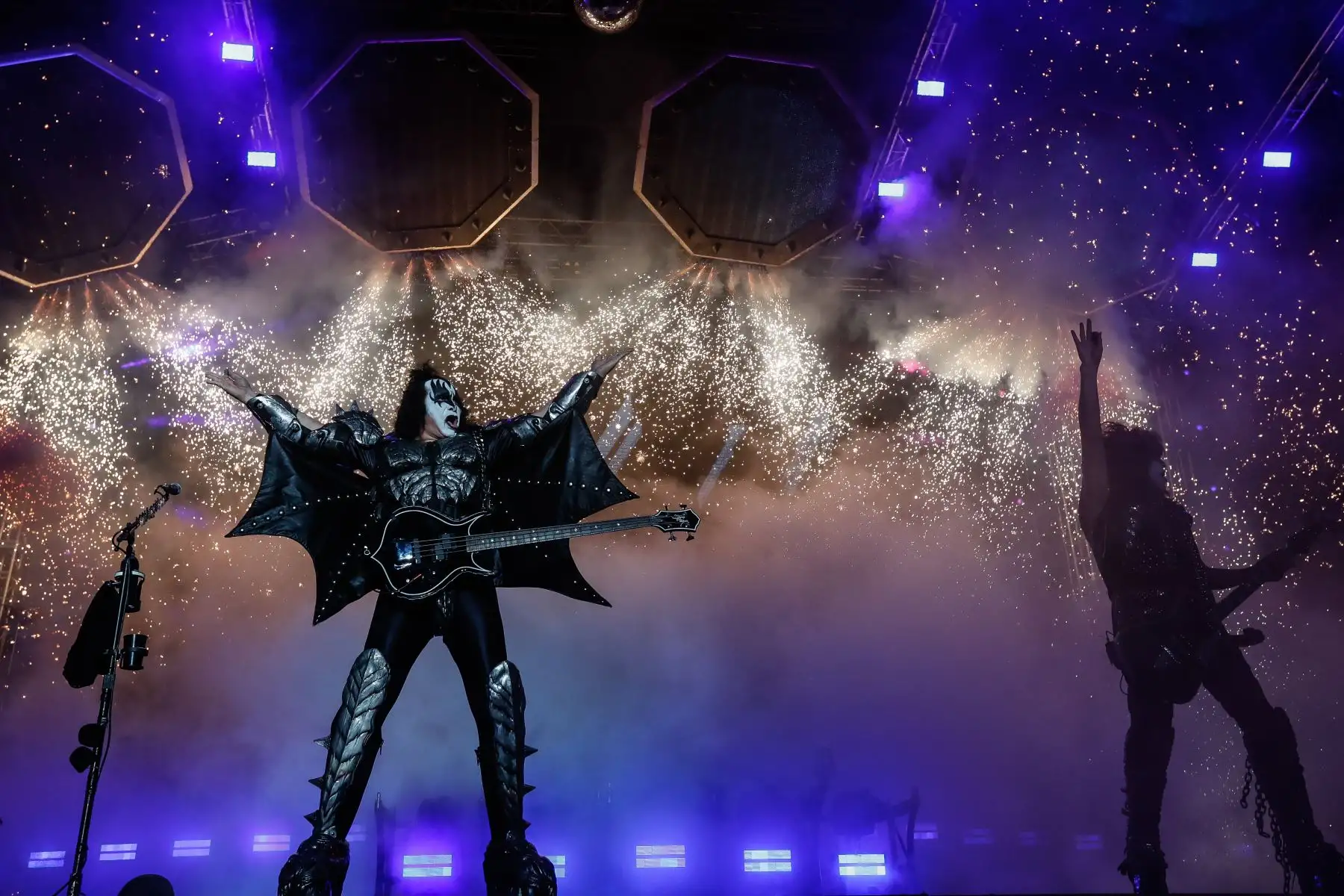 La emblemática banda Kiss ofreció su último show en Perú, con una ambiciosa puesta en escena que incluyó explosiones, fuegos artificiales, plataformas y gigantescas pantallas, en el Arena 1 de La Costa Verde como parte de su “The End of the Road World Tour”.
Foto: ANDINA/Carlos Lezama