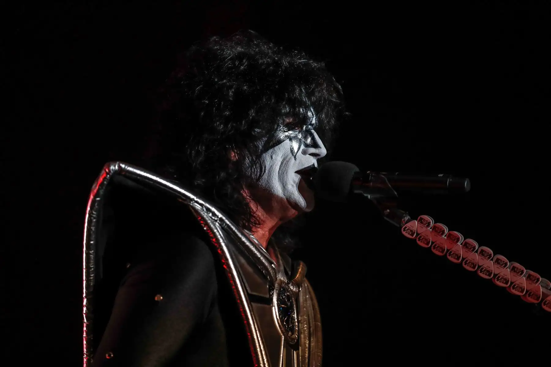 La emblemática banda Kiss ofreció su último show en Perú, con una ambiciosa puesta en escena que incluyó explosiones, fuegos artificiales, plataformas y gigantescas pantallas, en el Arena 1 de La Costa Verde como parte de su “The End of the Road World Tour”.
Foto: ANDINA/Carlos Lezama