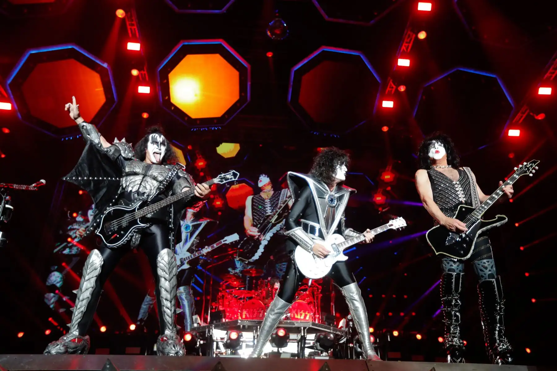 La emblemática banda Kiss ofreció su último show en Perú, con una ambiciosa puesta en escena que incluyó explosiones, fuegos artificiales, plataformas y gigantescas pantallas, en el Arena 1 de La Costa Verde como parte de su “The End of the Road World Tour”.
Foto: ANDINA/Carlos Lezama