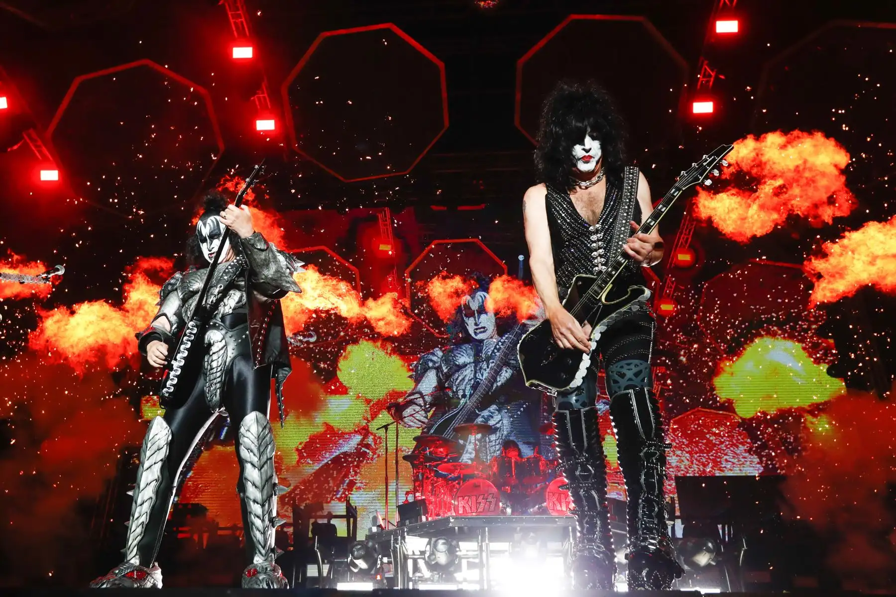 La emblemática banda Kiss ofreció su último show en Perú, con una ambiciosa puesta en escena que incluyó explosiones, fuegos artificiales, plataformas y gigantescas pantallas, en el Arena 1 de La Costa Verde como parte de su “The End of the Road World Tour” Foto: ANDINA/Carlos Lezama Villantoy
