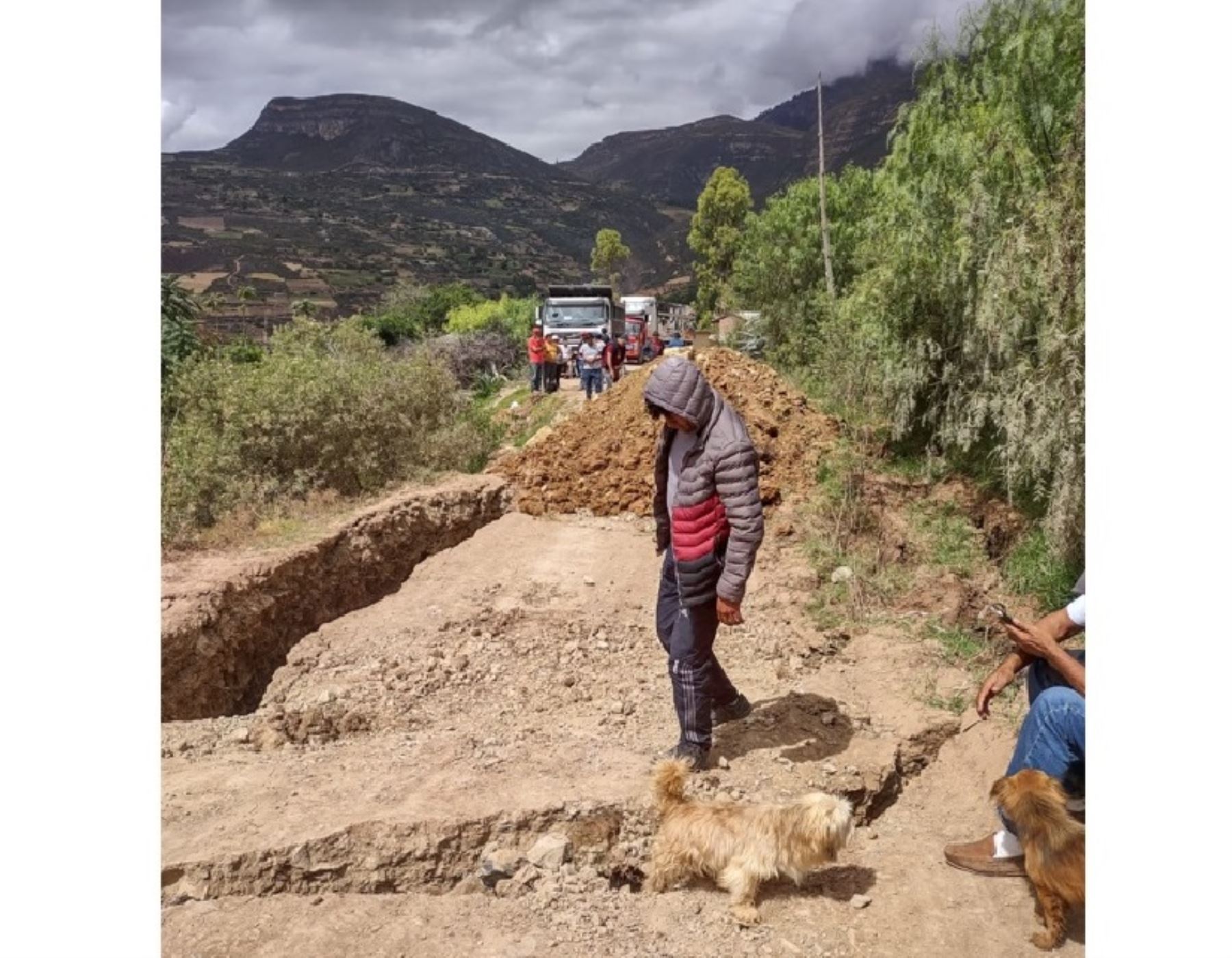 Fenómeno de reptación de suelo afectó un tramo de 25 metros de la vía departamental Aczo-Chingas, en la provincia de Antonio Raimondi, en Áncash.