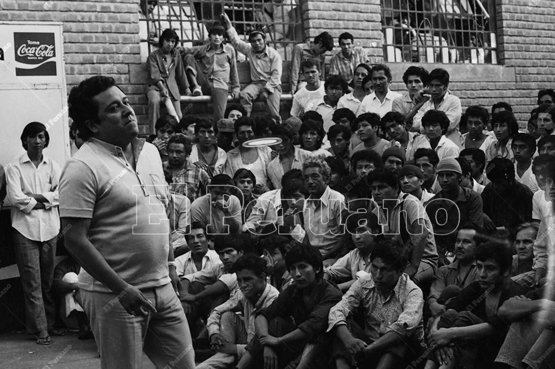 Lima - 2 enero 1973 / Lucho Barrios  durante su presentación en la  "caravana artística" organizada por el diario La Crónica. Artistas del espectáculo y la música criolla se presentaron en en el Centro de Inculpados de Lurigancho. Foto: Archivo Histórico de El Peruano / Máximo Miralles
