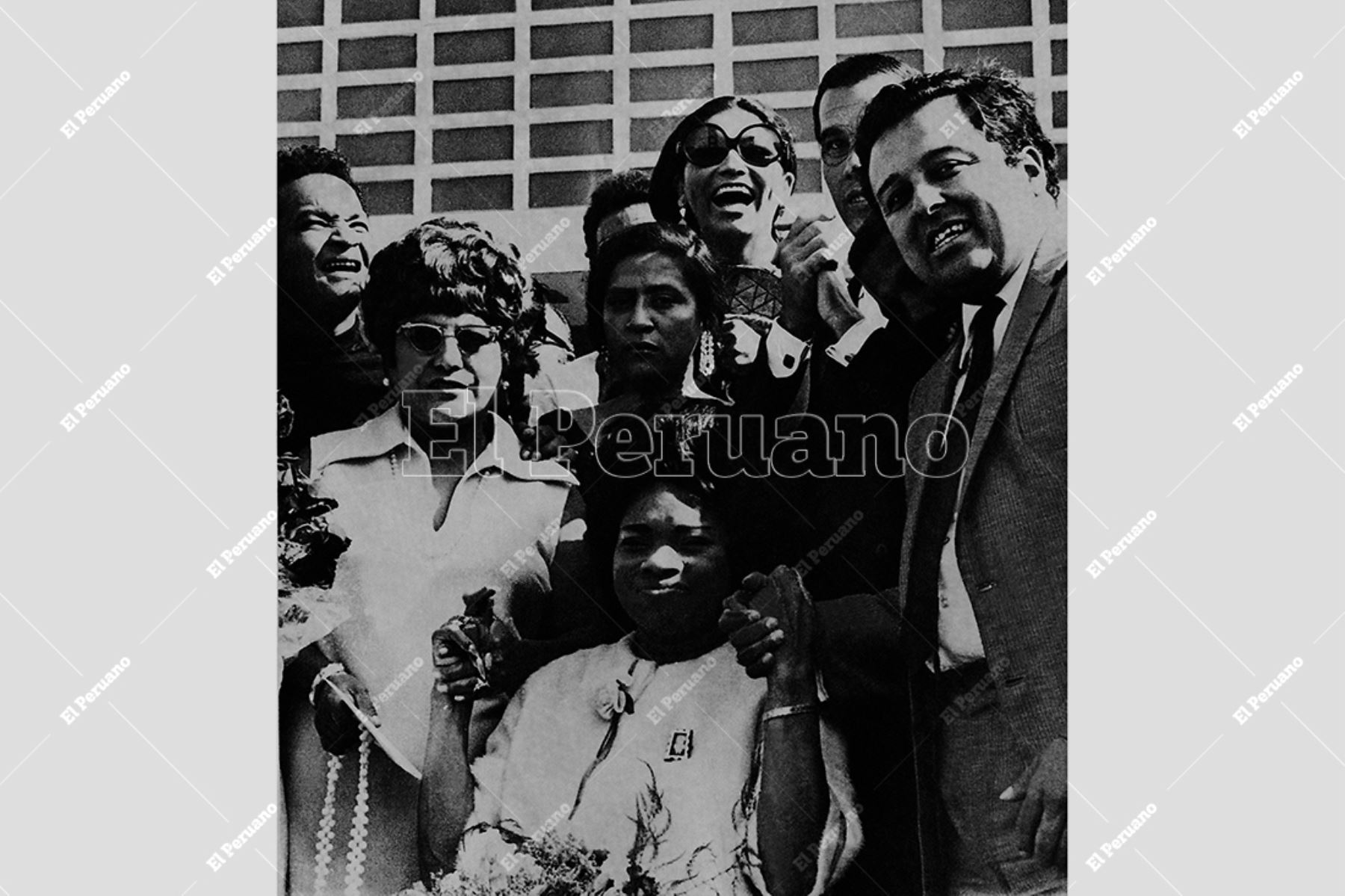 Lima - 25 diciembre 1970 / El cantante Lucho Barrios (der) junto a Pablo Villanueva “Melcochita”, Jesús Vásquez y Esmila Zevallos en la Caravana de la Felicidad organizada por el diario La Crónica en homenaje a Lucha Reyes internada en el Hospital del Tórax.  Foto: Archivo Histórico de El Peruano