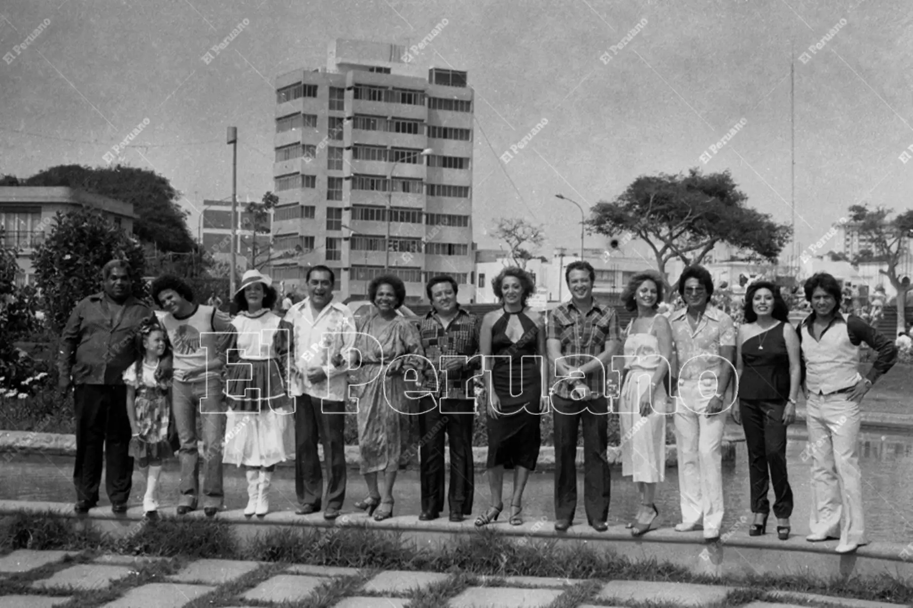 Lima - 28 diciembre 1979 / El bolerista Lucho Barrios (centro) junto a artistas, periodistas y personajes de la televisión reunidos por el diario La Crónica para un saludo por el Año Nuevo 1980.  Foto: Archivo Histórico de El Peruano / Leoncio Mariscal