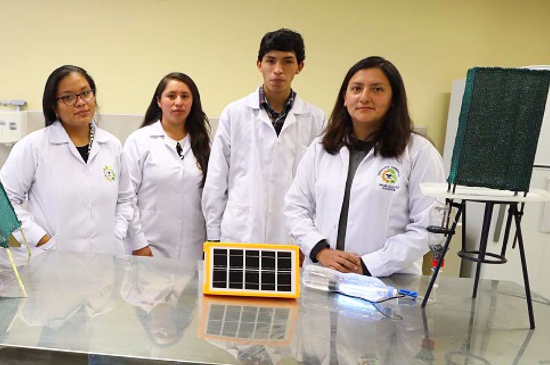 Los estudiantes de la Universidad Andina del Cusco, Nicoll Ochoa, Renzo Quiñones y Anabel Gonzales, fueron reconocidos por el Indecopi como “Jóvenes peruanos que se lucen” por el invento de un aparato que purifica el agua captada de la neblina. Foto: Indecopi