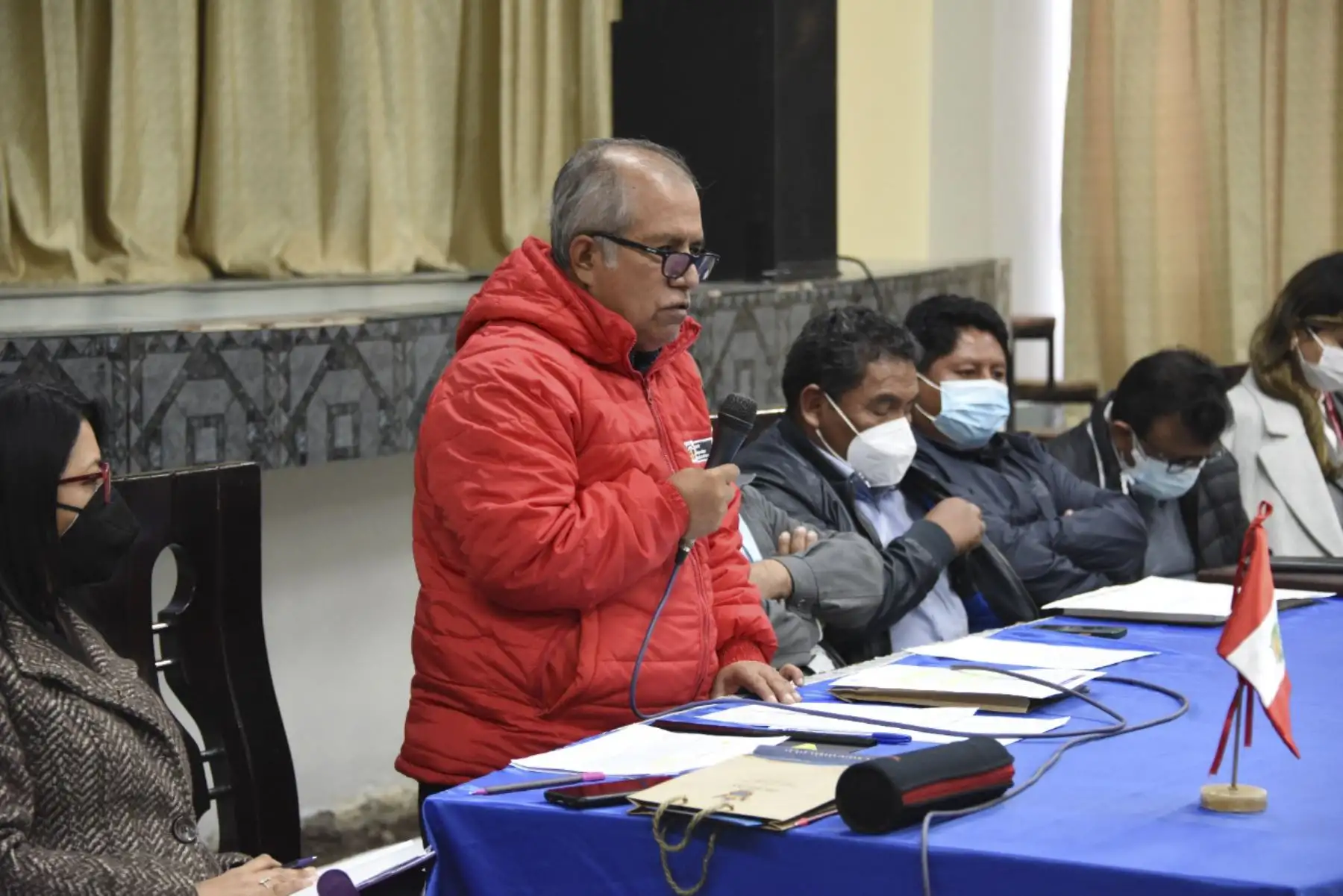 El viceministro de Transportes, Víctor Alejos, se reunió con comunidades campesinas en la sede de la municipalidad provincial de Urubamba. Foto: ANDINA/MTC