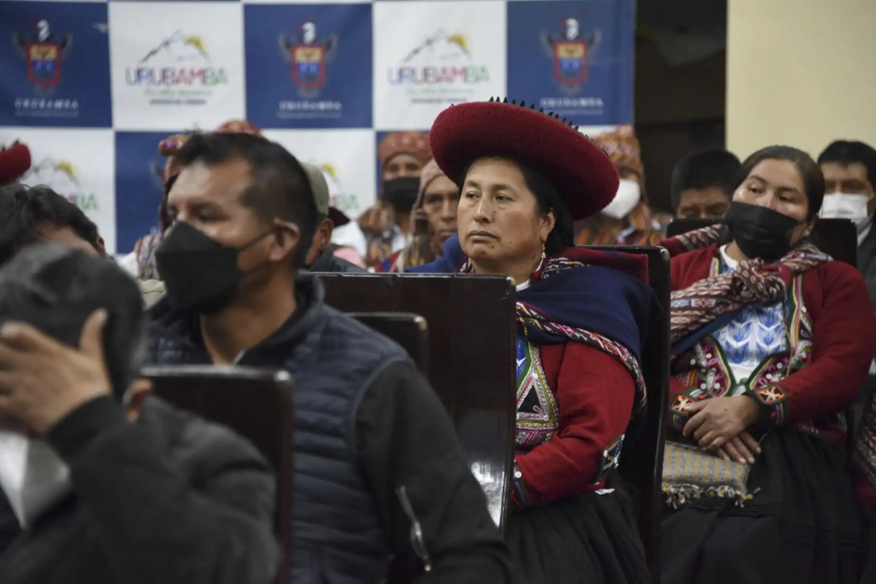El viceministro de Transportes, Víctor Alejos, se reunió con comunidades campesinas en la sede de la municipalidad provincial de Urubamba. Foto: ANDINA/MTC