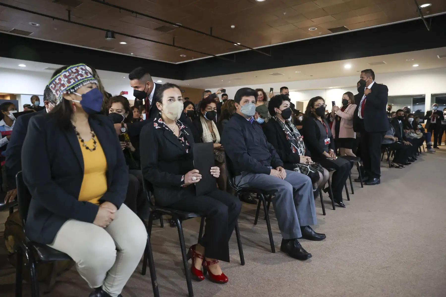 En una emotiva ceremonia en la que participó el presidente de la República, Pedro Castillo, se llevó a cabo el homenaje póstumo a la artista, cantante e intérprete Martina Portocarrero, quien popularizó la canción "Flor de Retama".
Foto: ANDINA/Presidencia Perú