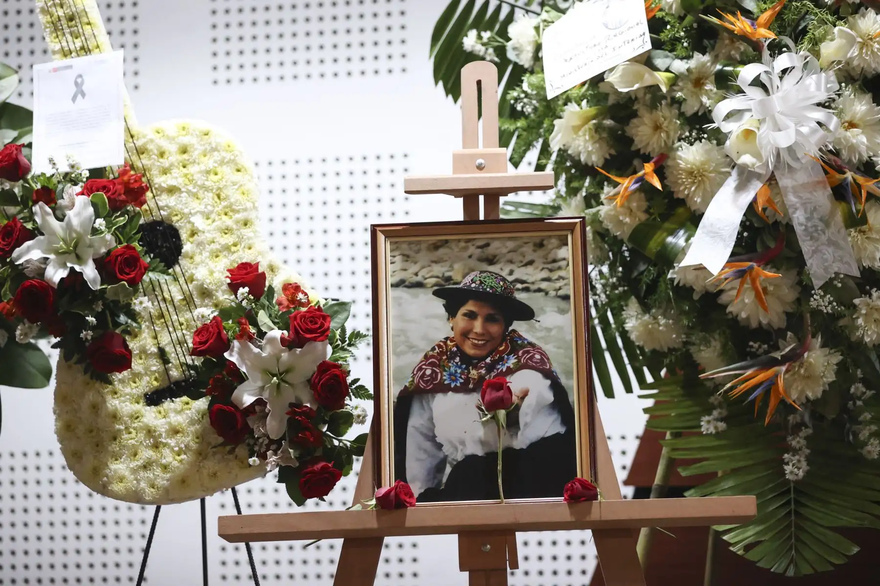 En una emotiva ceremonia en la que participó el presidente de la República, Pedro Castillo, se llevó a cabo el homenaje póstumo a la artista, cantante e intérprete Martina Portocarrero, quien popularizó la canción "Flor de Retama".
Foto: ANDINA/Presidencia Perú