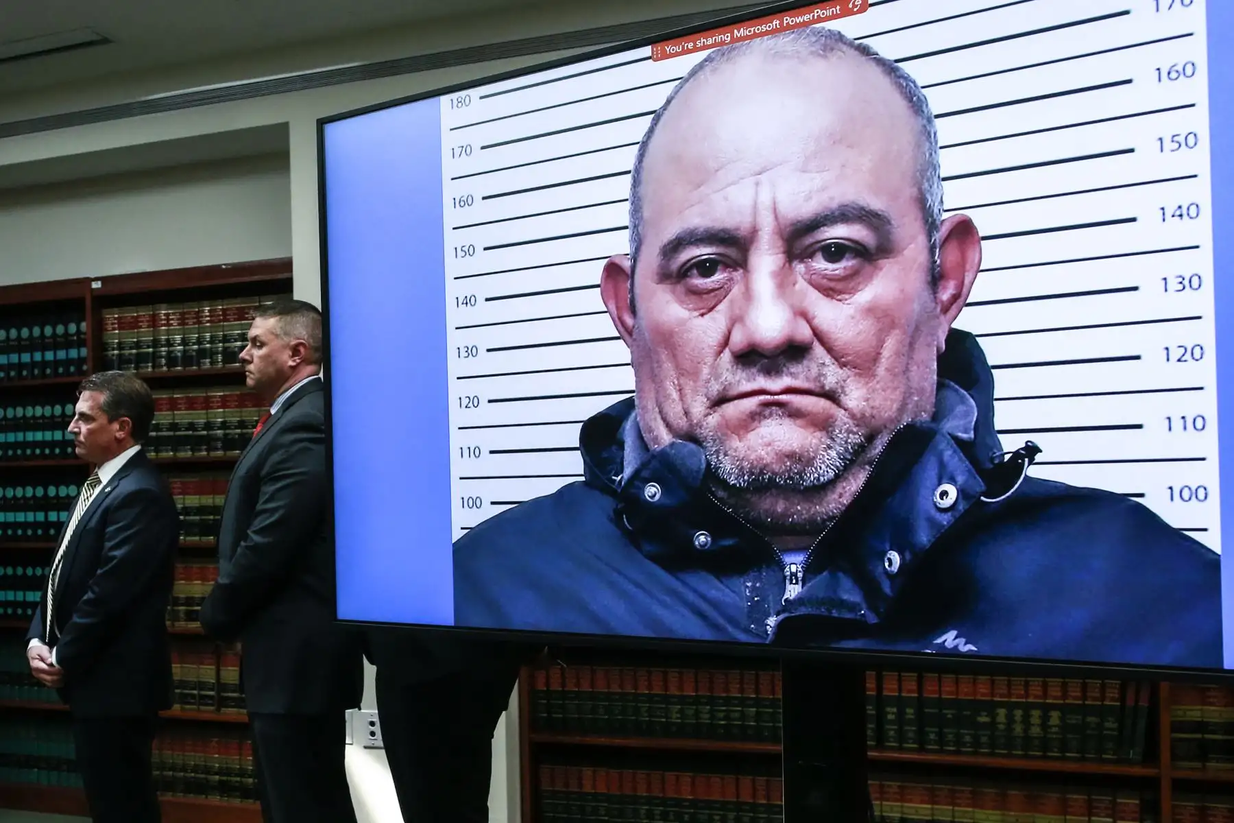 La justicia colombiana también lo acusa de homicidio, terrorismo, reclutamiento de menores, secuestro y delitos sexuales, entre otros crímenes que cometió cuando fue guerrillero y paramilitar, antes de convertirse en el narco más buscado de Colombia. Foto: AFP.