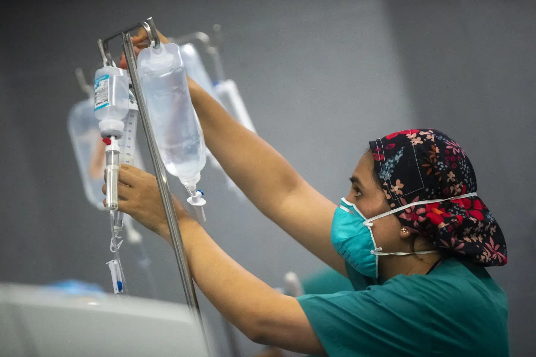 Microcirugías reconstructivas que mejoran la vida de niños quemados del INSN de San Borja. Las enfermeras son pieza clave en sala de operaciones y ayudan a que los niños se mantengan tranquilos. Foto: ANDINA/Carla Patiño