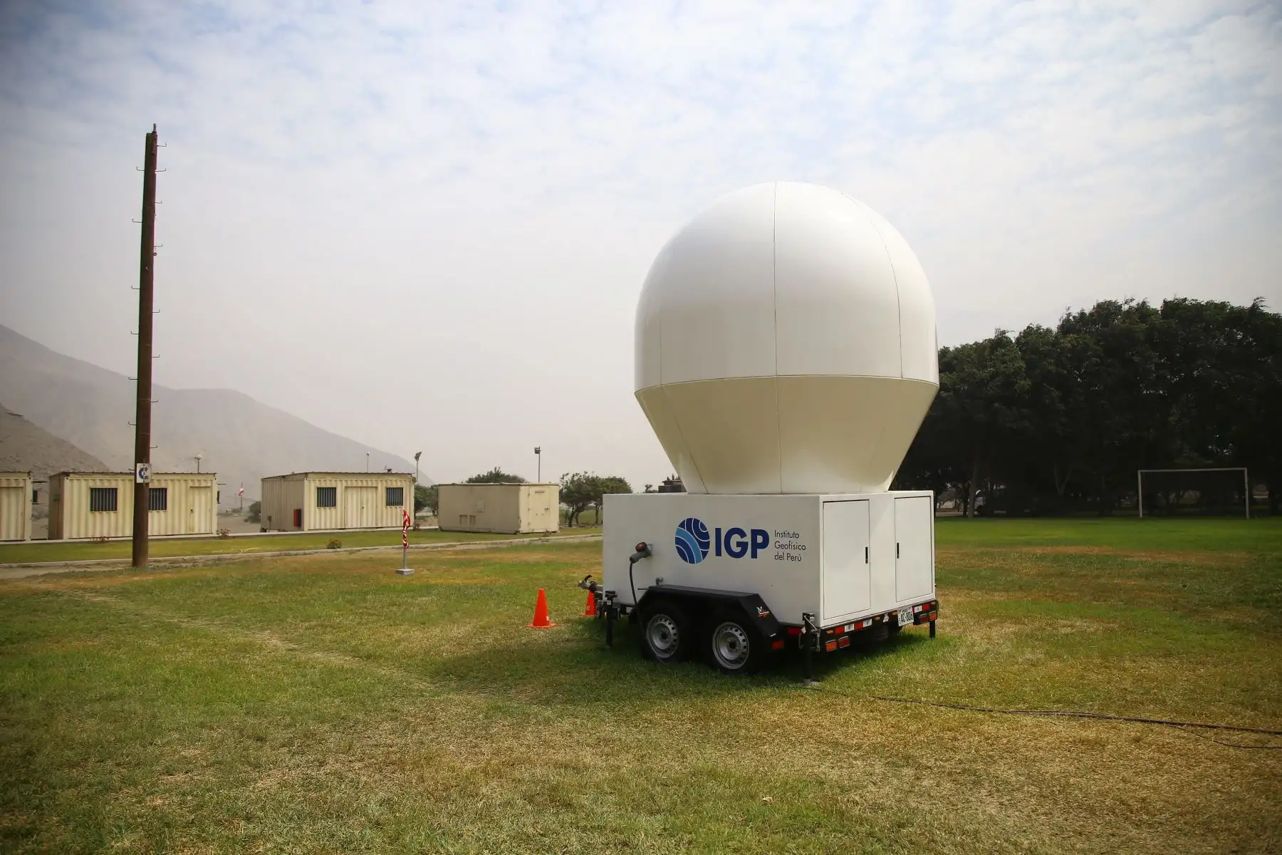 El moderno radar meteorológico SOPHy (Scanning-system of Observation of Peruvian Hydrometeorological-events), desarrollado íntegramente por el Instituto Geofísico del Perú (IGP), adscrito al Ministerio del Ambiente (Minam), permitirá monitorear el impacto del cambio climático sobre las precipitaciones en los nevados andinos y también brindará información clave para gestión de los riesgos asociados a eventos climáticos, como medida de adaptación ante el cambio climático en los Andes. 
Foto: ANDINA/MINAM