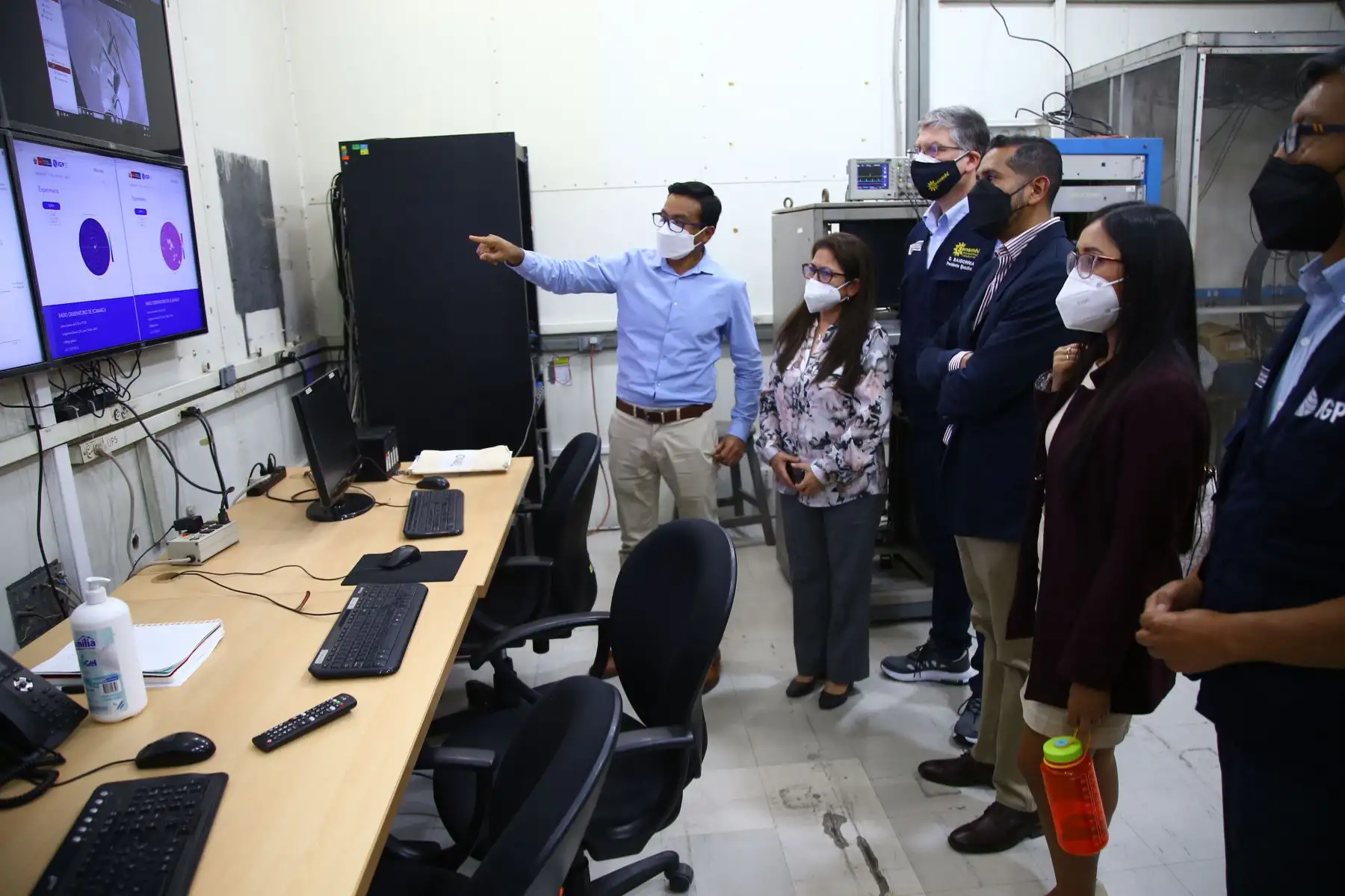 En dicha ceremonia, el presidente ejecutivo del IGP, Hernando Tavera, señaló que el radar SOPHy permitirá conocer el impacto de las lluvias o nieve sobre el ambiente.  En tanto, el presidente ejecutivo de Senamhi, Guillermo Baigorria, resaltó que esta tecnología innovadora contribuirá a obtener información con oportunidad e inmediatez.
Foto: ANDINA/MINAM