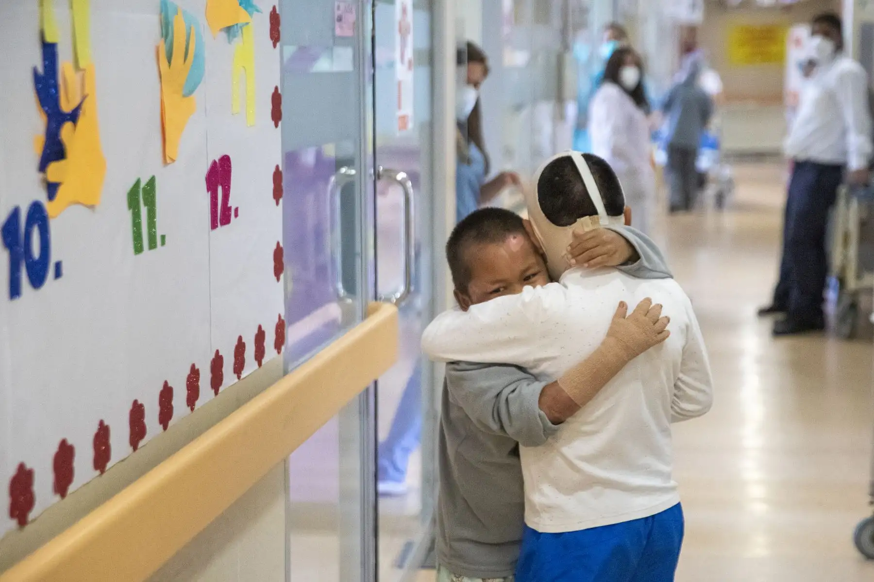 Tras ser dado de alta, Erick se reencontró con uno de los amigos que hizo mientras estuvo hospitalizado en el Instituto Nacional de Salud del Niño de San Borja. Foto: ANDINA/Carla Patiño