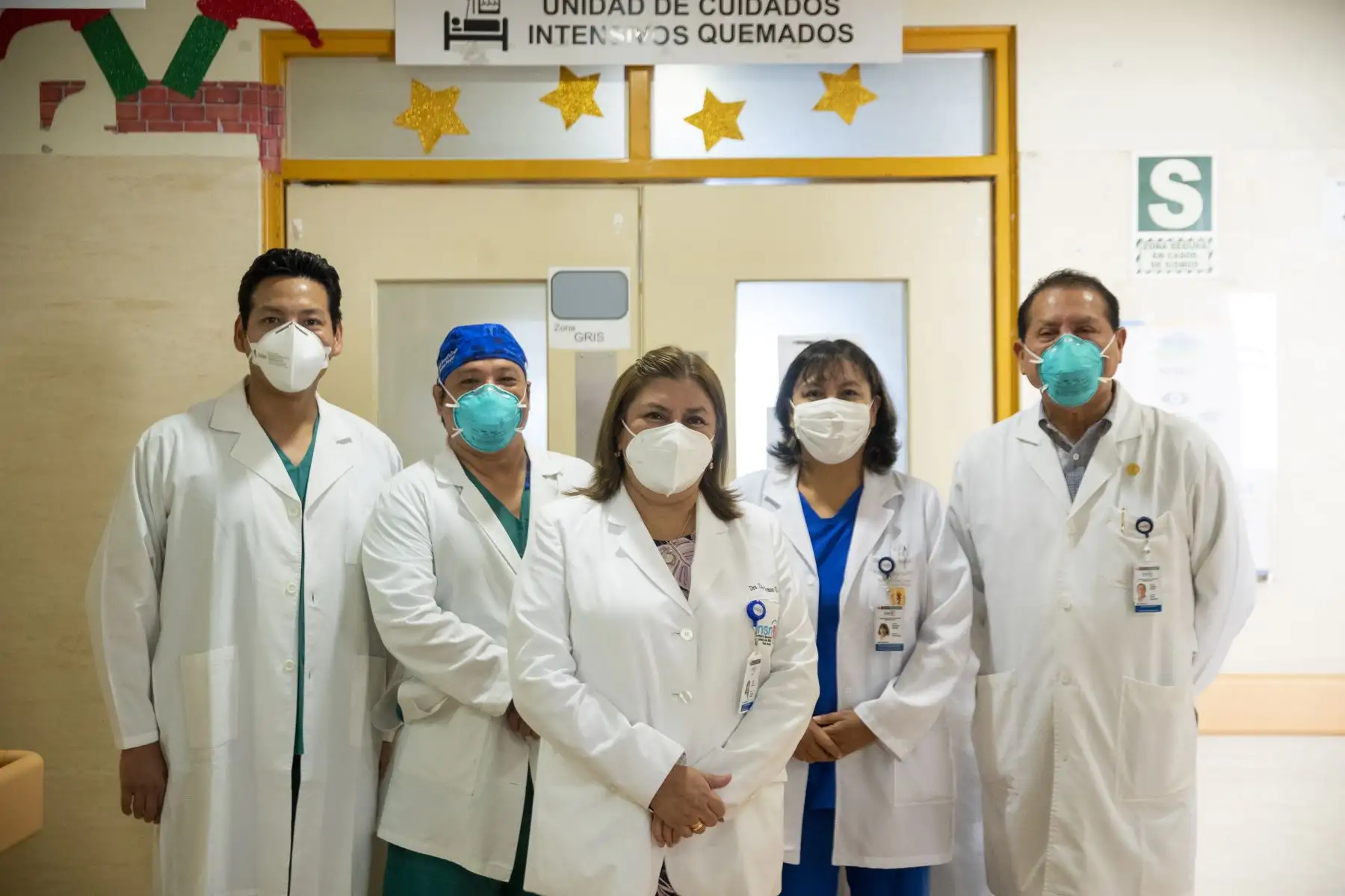 Directora General del Instituto Nacional de Salud del Niño - San Borja, Dra. Zulema Tomás, y médicos cirujanos que realizaron las intervenciones quirúrgicas de los niños Erik y Alexandra. Foto: ANDINA/Carla Patiño