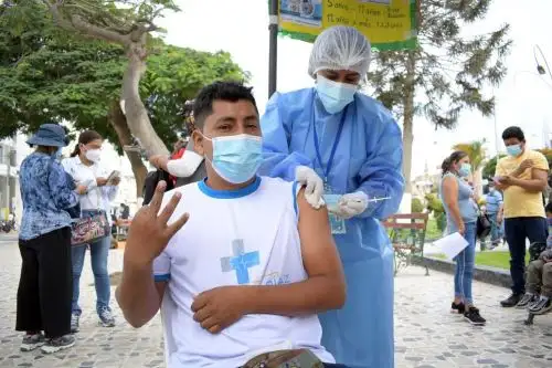 La vacunación influyó en la reducción de muertes y contagios por covid-19 en Lambayeque. Foto: ANDINA/Difusión