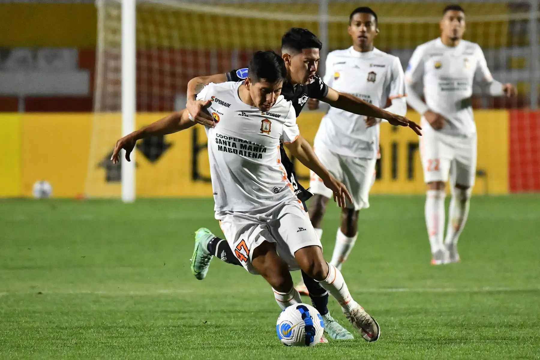 Sergio Barboza delantero del Ayacucho FC de Perú y Luis Rodríguez del Jorge Wilstermann de Bolivia disputan el balón durante el partido de fútbol de la fase de grupos de la Copa Sudamericana, en el estadio Garcilaso de Cusco, Perú.

Foto: AFP