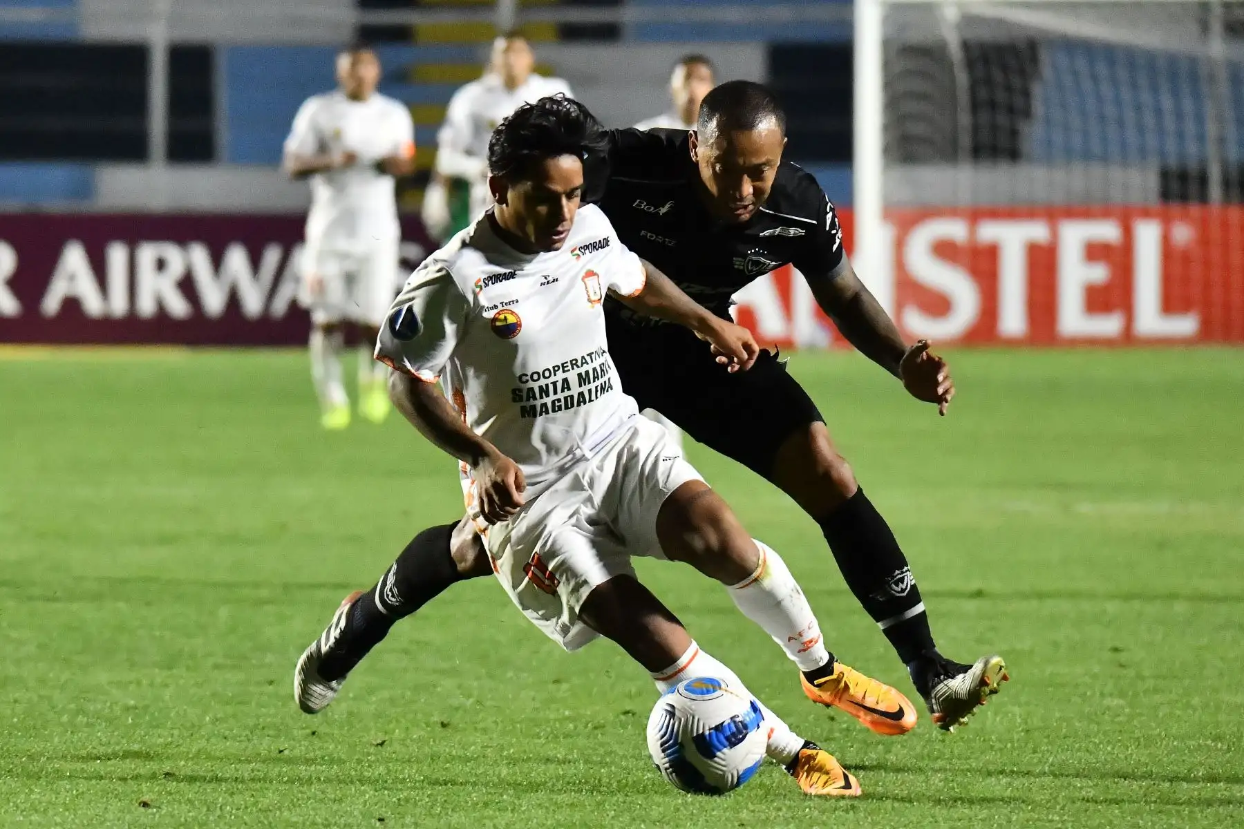 Cristian Techera del Ayacucho FC de Perú y Edemir Rodríguez del Jorge Wilstermann de Bolivia compiten por el balón durante el partido de fútbol de la fase de grupos de la Copa Sudamericana, en el Estadio Garcilaso en Cusco.
Foto: AFP