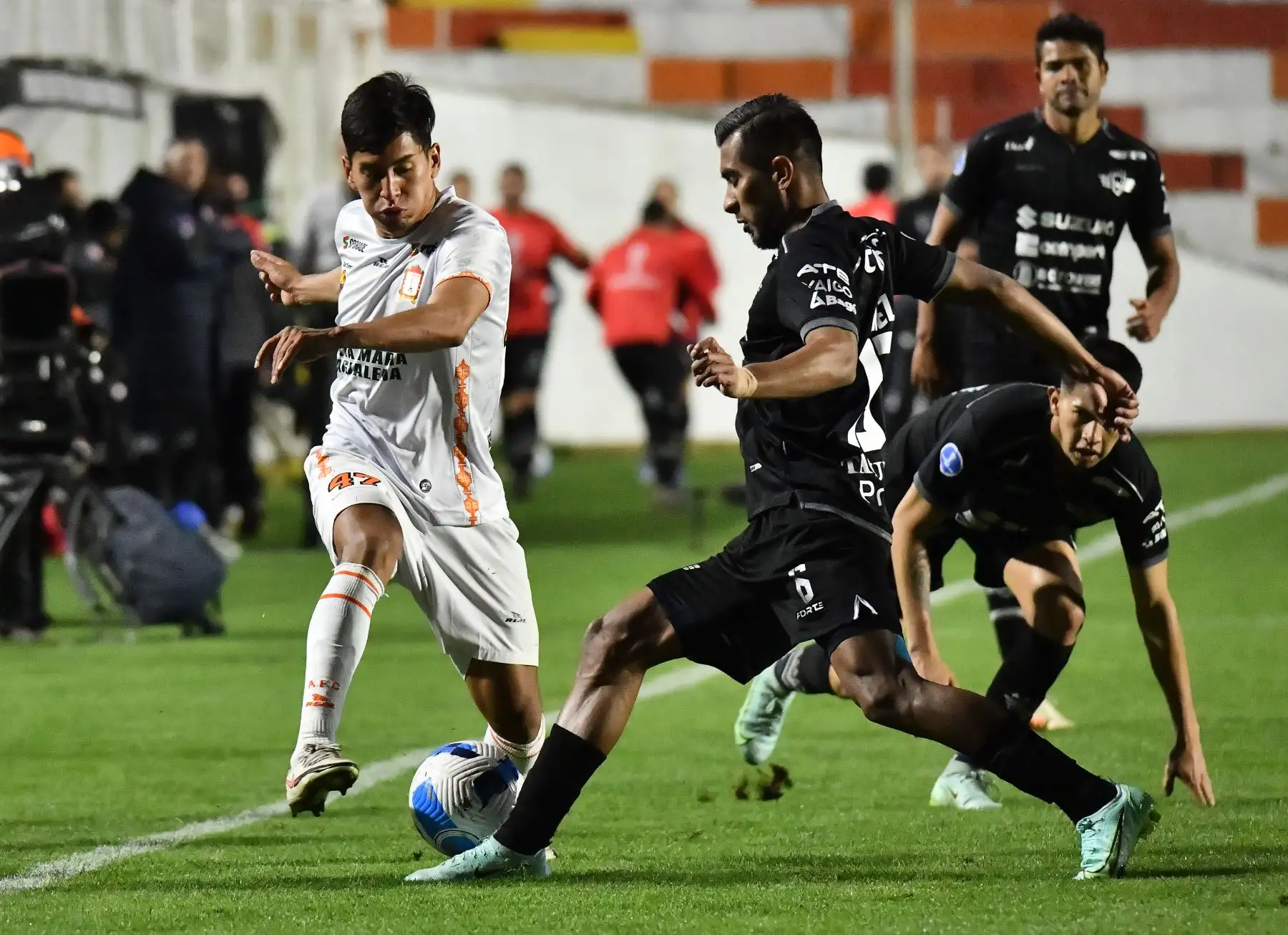 Carlos Añez del Jorge Wilstermann de Bolivia y Sergio Barboza del Ayacucho de Perú compiten por el balón durante el partido de fútbol de la fase de grupos de la Copa Sudamericana, en el Estadio Garcilaso en Cusco, Perú.
Foto: AFP