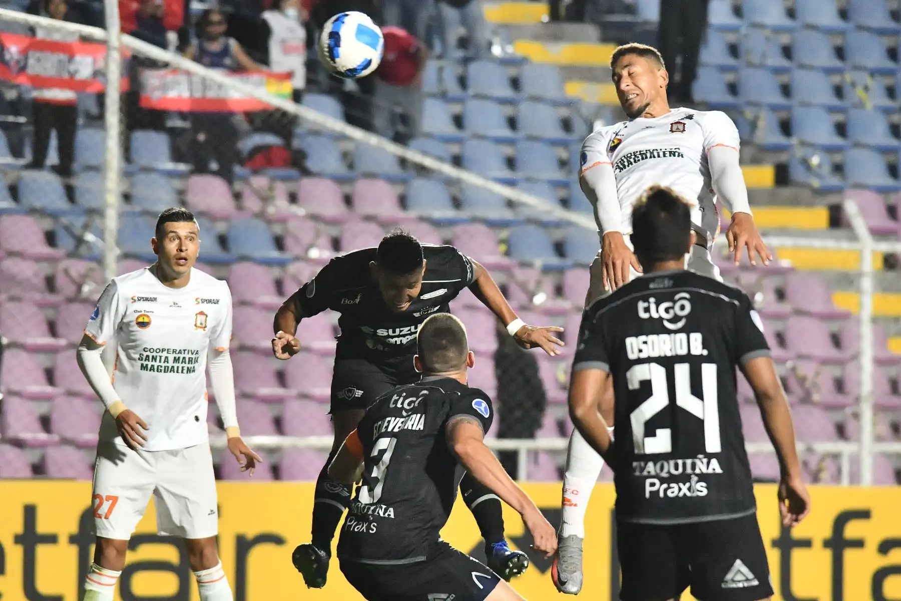 Hugo Magallanes del Ayacucho FC de Perú cabecea el balón durante el partido de fútbol de la fase de grupos de la Copa Sudamericana entre Ayacucho de Perú y Jorge Wilstermann de Bolivia en el Estadio Garcilaso en Cusco, Perú.
Foto: AFP
