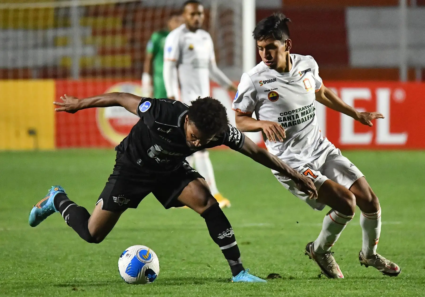 Sergio Barboza del Ayacucho FC de Perú y Ramiro Ballivian del Jorge Wilstermann de Bolivia compiten por el balón durante el partido de fútbol de la fase de grupos de la Copa Sudamericana, en el Estadio Garcilaso en Cusco, Perú.
Foto: AFP
