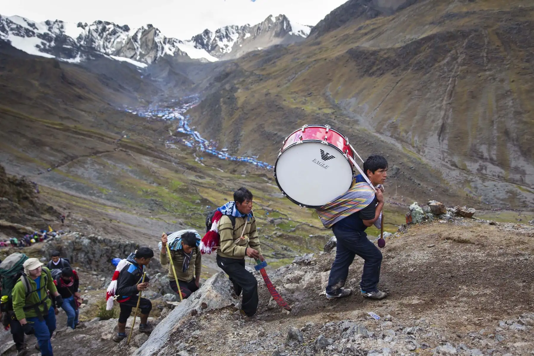 Caminata de 24 horas, musico carga bombo a traves de 29 km de montaña. Foto: Cortesía/ Miguel Mejía Castro