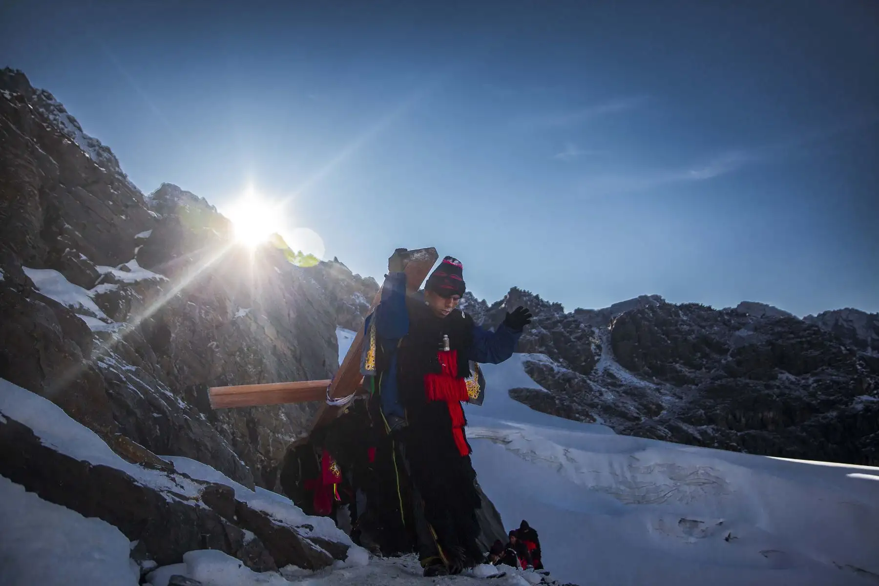 Ukuku desciende con la cruz desde lo alto del nevado. Foto: Cortesía/ Miguel Mejía Castro
