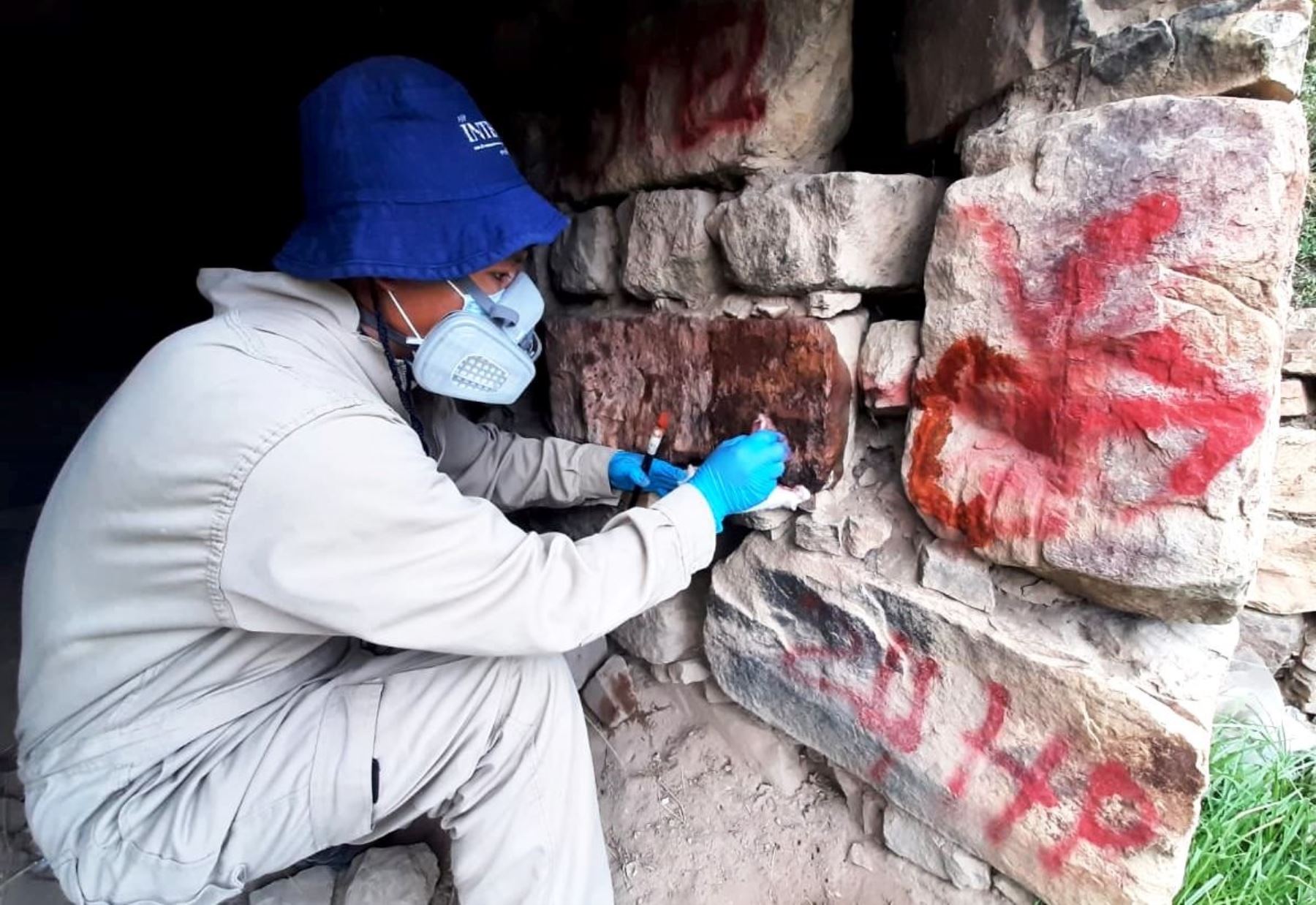 Cajamarca: limpian muro de piedra de monumento arqueológico Huacoloma dañado por grafiti