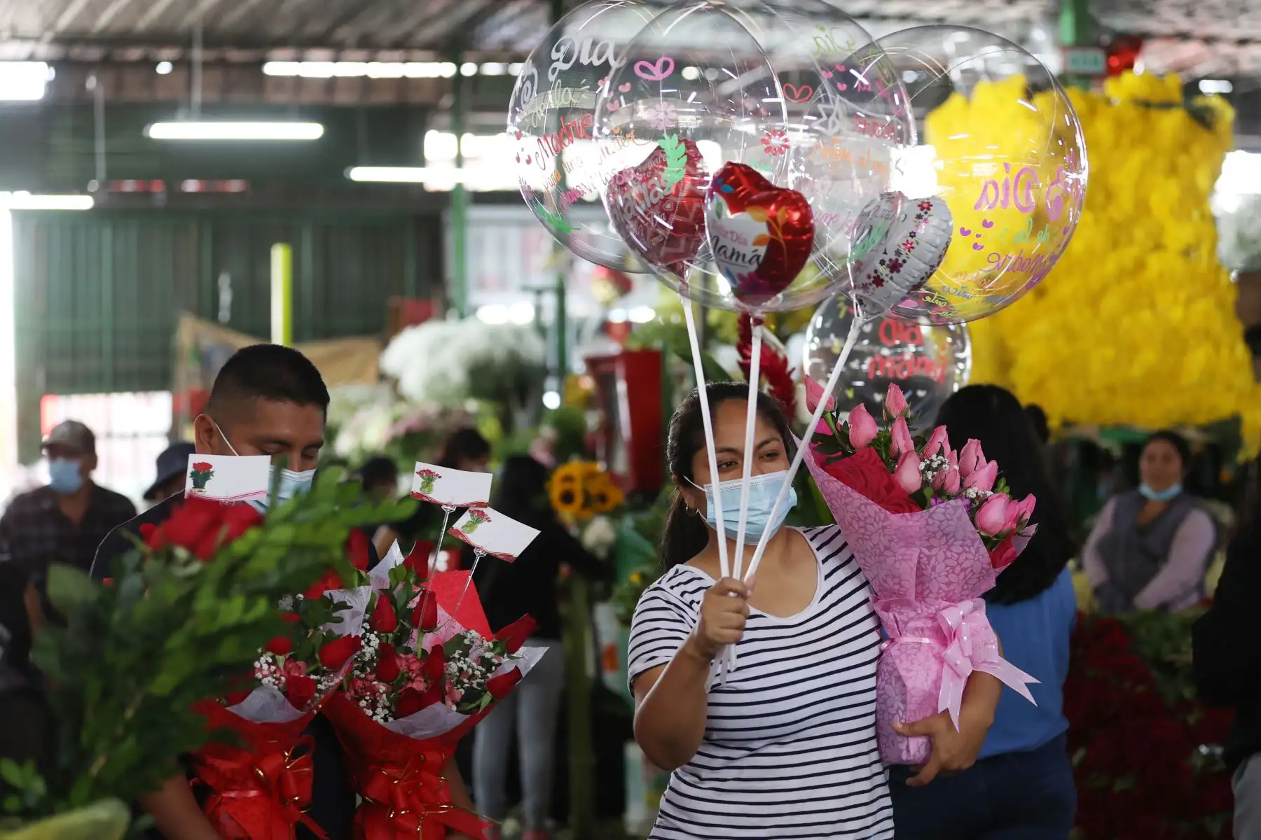 Venta de arreglos florales crece con motivo del día de la madre. Mercado de flores. Foto: ANDINA/Melina Mejía