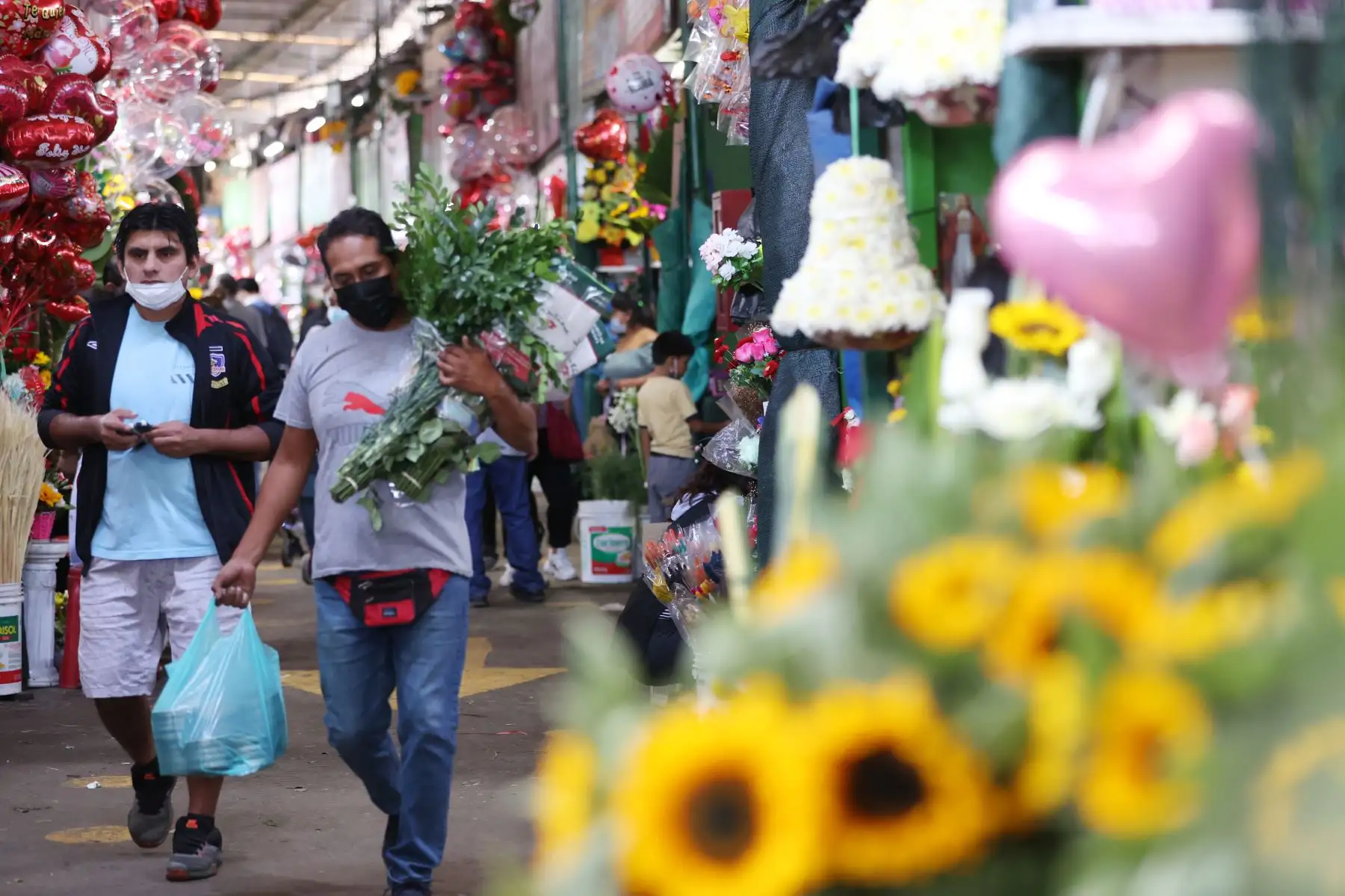 Venta de arreglos florales crece con motivo del día de la madre. Mercado de flores. Foto: ANDINA/Melina Mejía