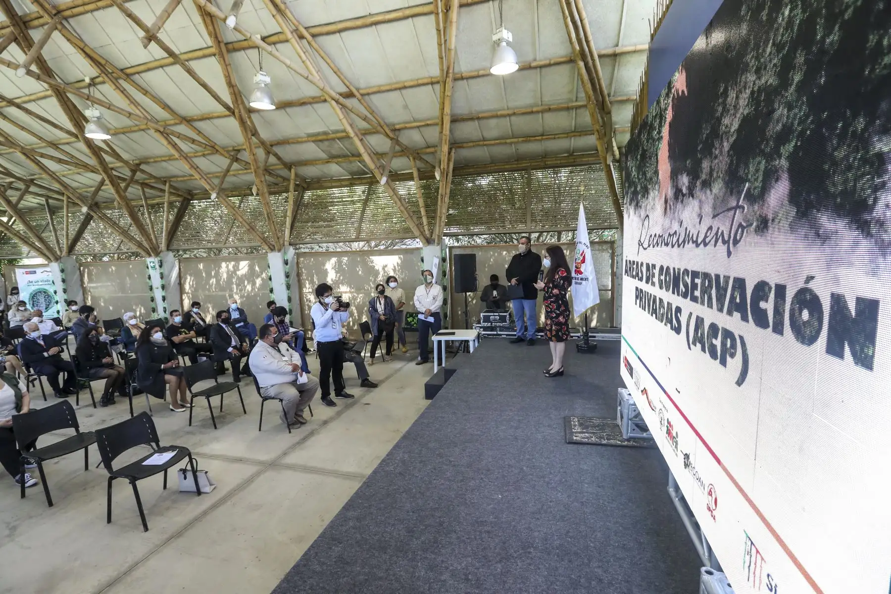 El Ministerio del Ambiente y el Servicio Nacional de Áreas Naturales Protegidas por el Estado, entregaron el reconocimiento a los representantes de las áreas de conservación privada reconocidas durante el año 2021 y 2022. Durante el evento se reconocieron 10 áreas de conservación privada quienes se han convertido en uno de los principales impulsores de la conservación en sus ámbitos. Foto: ANDINA/Carla Patiño