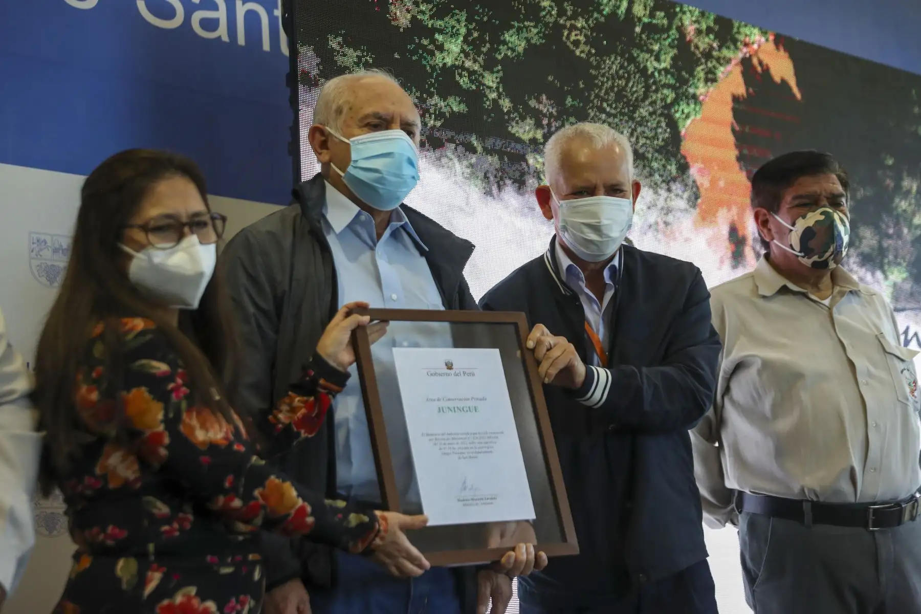 El Ministerio del Ambiente y el Servicio Nacional de Áreas Naturales Protegidas por el Estado, entregaron el reconocimiento a los representantes de las áreas de conservación privada reconocidas durante el año 2021 y 2022. Durante el evento se reconocieron 10 áreas de conservación privada quienes se han convertido en uno de los principales impulsores de la conservación en sus ámbitos. Foto: ANDINA/Carla Patiño