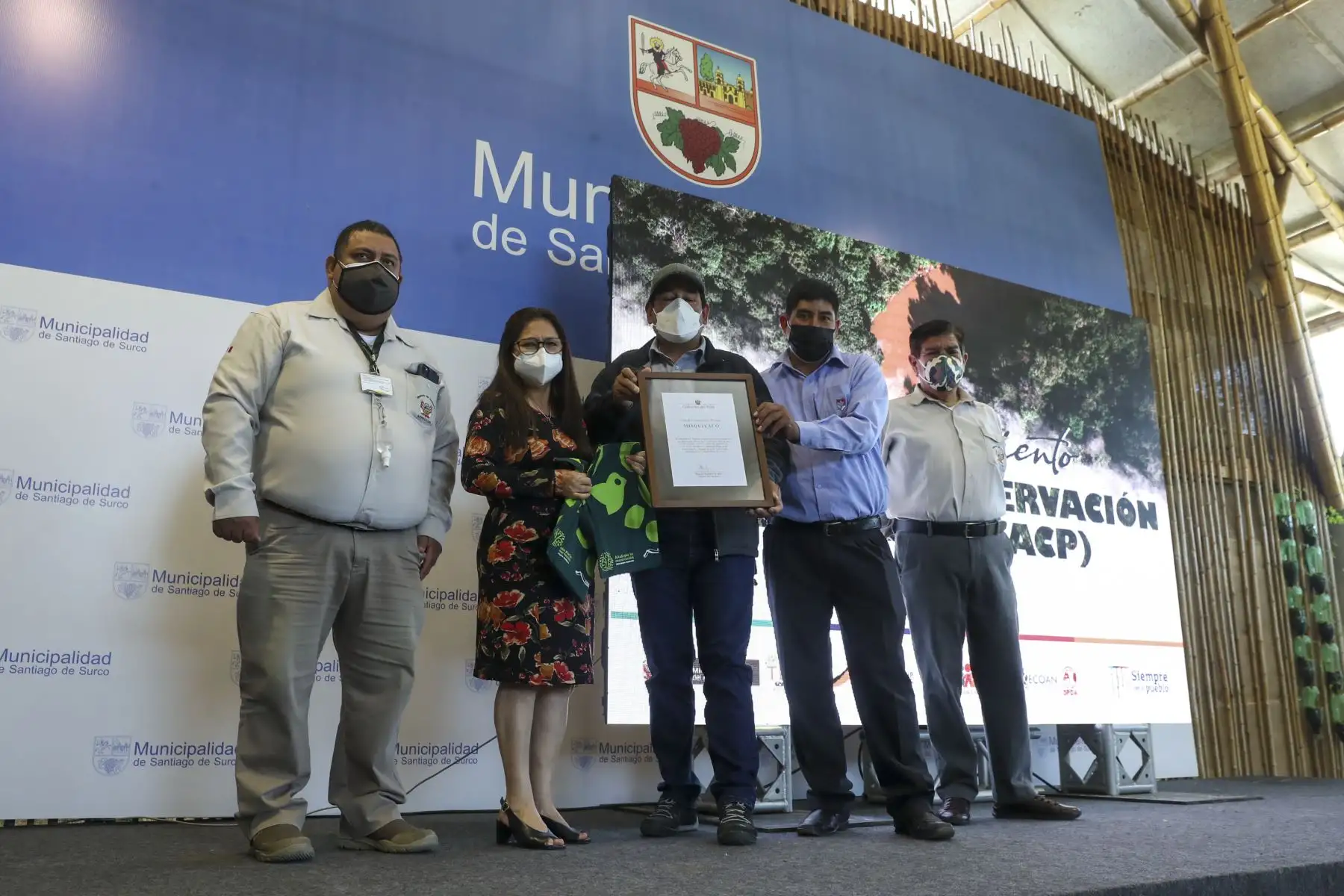 El Ministerio del Ambiente y el Servicio Nacional de Áreas Naturales Protegidas por el Estado, entregaron el reconocimiento a los representantes de las áreas de conservación privada reconocidas durante el año 2021 y 2022. Durante el evento se reconocieron 10 áreas de conservación privada quienes se han convertido en uno de los principales impulsores de la conservación en sus ámbitos. Foto: ANDINA/Carla Patiño