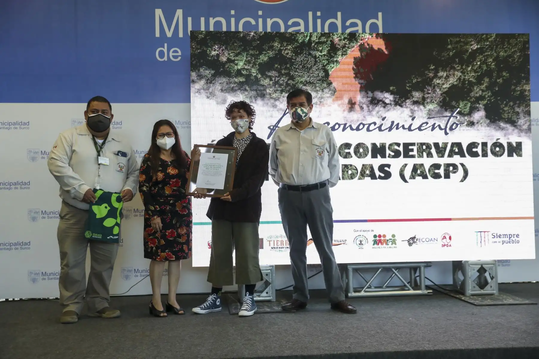 El Ministerio del Ambiente y el Servicio Nacional de Áreas Naturales Protegidas por el Estado, entregaron el reconocimiento a los representantes de las áreas de conservación privada reconocidas durante el año 2021 y 2022. Durante el evento se reconocieron 10 áreas de conservación privada quienes se han convertido en uno de los principales impulsores de la conservación en sus ámbitos. Foto: ANDINA/Carla Patiño