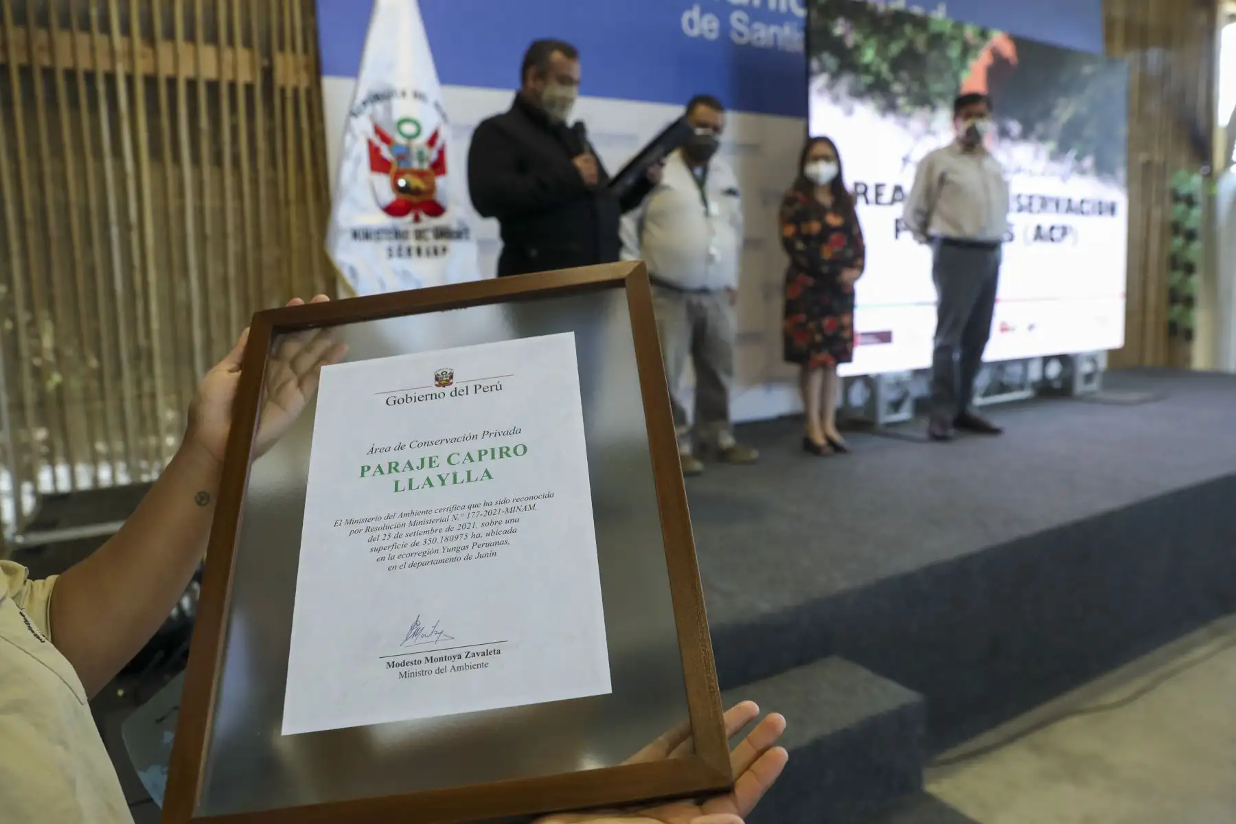 El Ministerio del Ambiente y el Servicio Nacional de Áreas Naturales Protegidas por el Estado, entregaron el reconocimiento a los representantes de las áreas de conservación privada reconocidas durante el año 2021 y 2022. Durante el evento se reconocieron 10 áreas de conservación privada quienes se han convertido en uno de los principales impulsores de la conservación en sus ámbitos. Foto: ANDINA/Carla Patiño