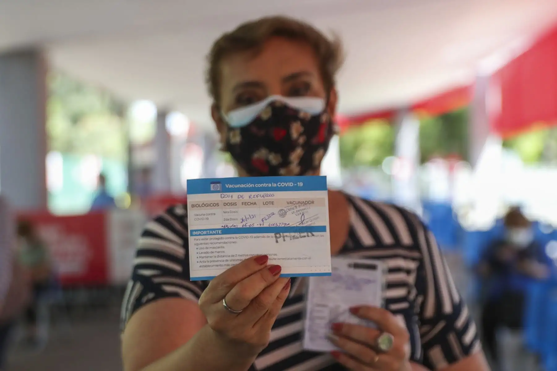 El Ministerio de Salud (Minsa) aprobó la aplicación de una cuarta dosis contra la COVID-19 en la población mayor de 50 años. Esta deberá ser administrada en todos los centros de vacunación y establecimientos de salud del país luego de haberse cumplido 5 meses de aplicarse la tercera dosis. Foto: ANDINA/Carla Patiño