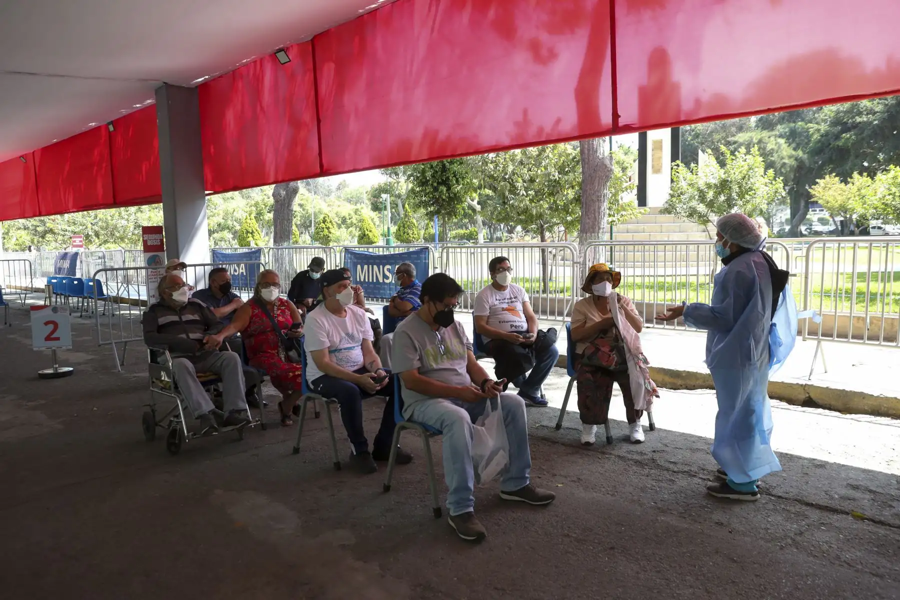 El Ministerio de Salud (Minsa) aprobó la aplicación de una cuarta dosis contra la COVID-19 en la población mayor de 50 años. Esta deberá ser administrada en todos los centros de vacunación y establecimientos de salud del país luego de haberse cumplido 5 meses de aplicarse la tercera dosis. Foto: ANDINA/Carla Patiño