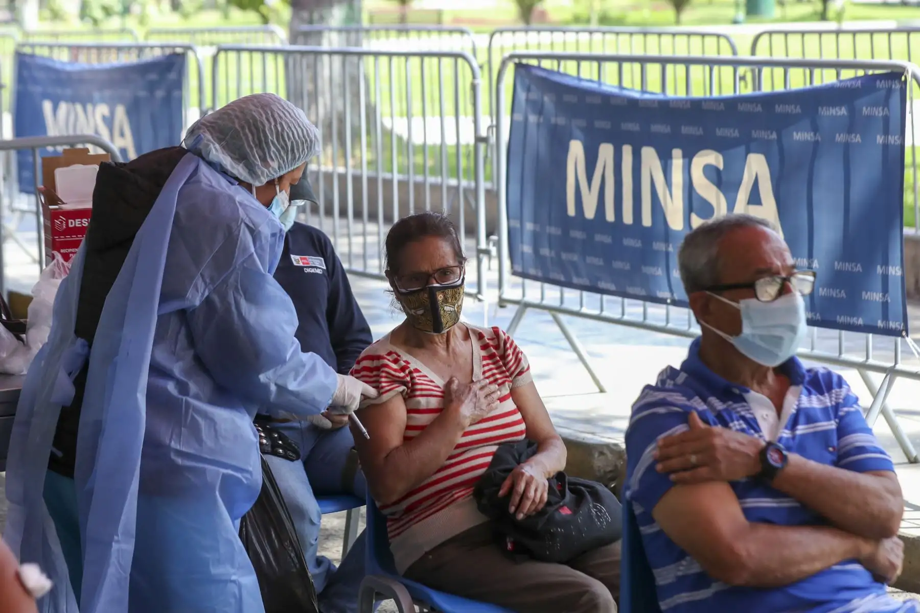 El Ministerio de Salud (Minsa) aprobó la aplicación de una cuarta dosis contra la COVID-19 en la población mayor de 50 años. Esta deberá ser administrada en todos los centros de vacunación y establecimientos de salud del país luego de haberse cumplido 5 meses de aplicarse la tercera dosis. Foto: ANDINA/Carla Patiño