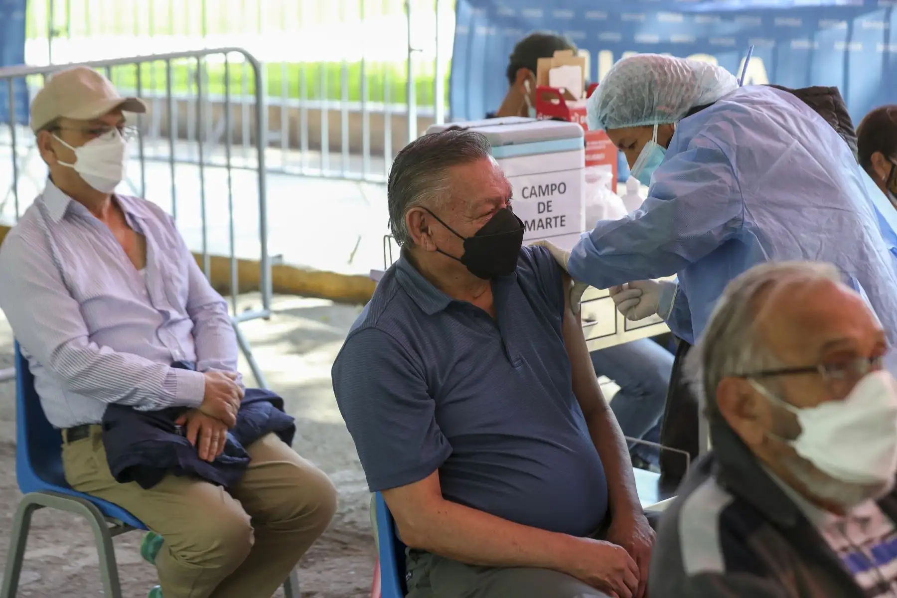 El Ministerio de Salud (Minsa) aprobó la aplicación de una cuarta dosis contra la COVID-19 en la población mayor de 50 años. Esta deberá ser administrada en todos los centros de vacunación y establecimientos de salud del país luego de haberse cumplido 5 meses de aplicarse la tercera dosis. Foto: ANDINA/Carla Patiño