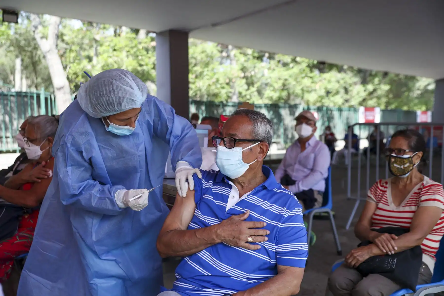 El Ministerio de Salud (Minsa) aprobó la aplicación de una cuarta dosis contra la COVID-19 en la población mayor de 50 años. Esta deberá ser administrada en todos los centros de vacunación y establecimientos de salud del país luego de haberse cumplido 5 meses de aplicarse la tercera dosis. Foto: ANDINA/Carla Patiño