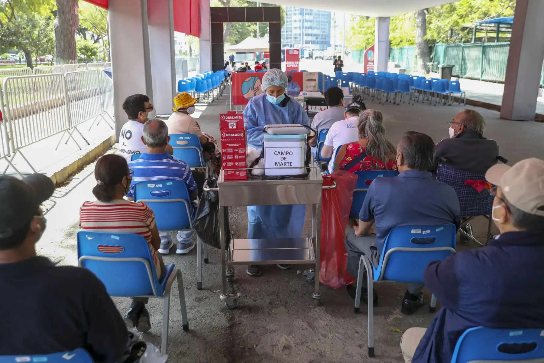 El Ministerio de Salud (Minsa) aprobó la aplicación de una cuarta dosis contra la COVID-19 en la población mayor de 50 años. Esta deberá ser administrada en todos los centros de vacunación y establecimientos de salud del país luego de haberse cumplido 5 meses de aplicarse la tercera dosis. Foto: ANDINA/Carla Patiño