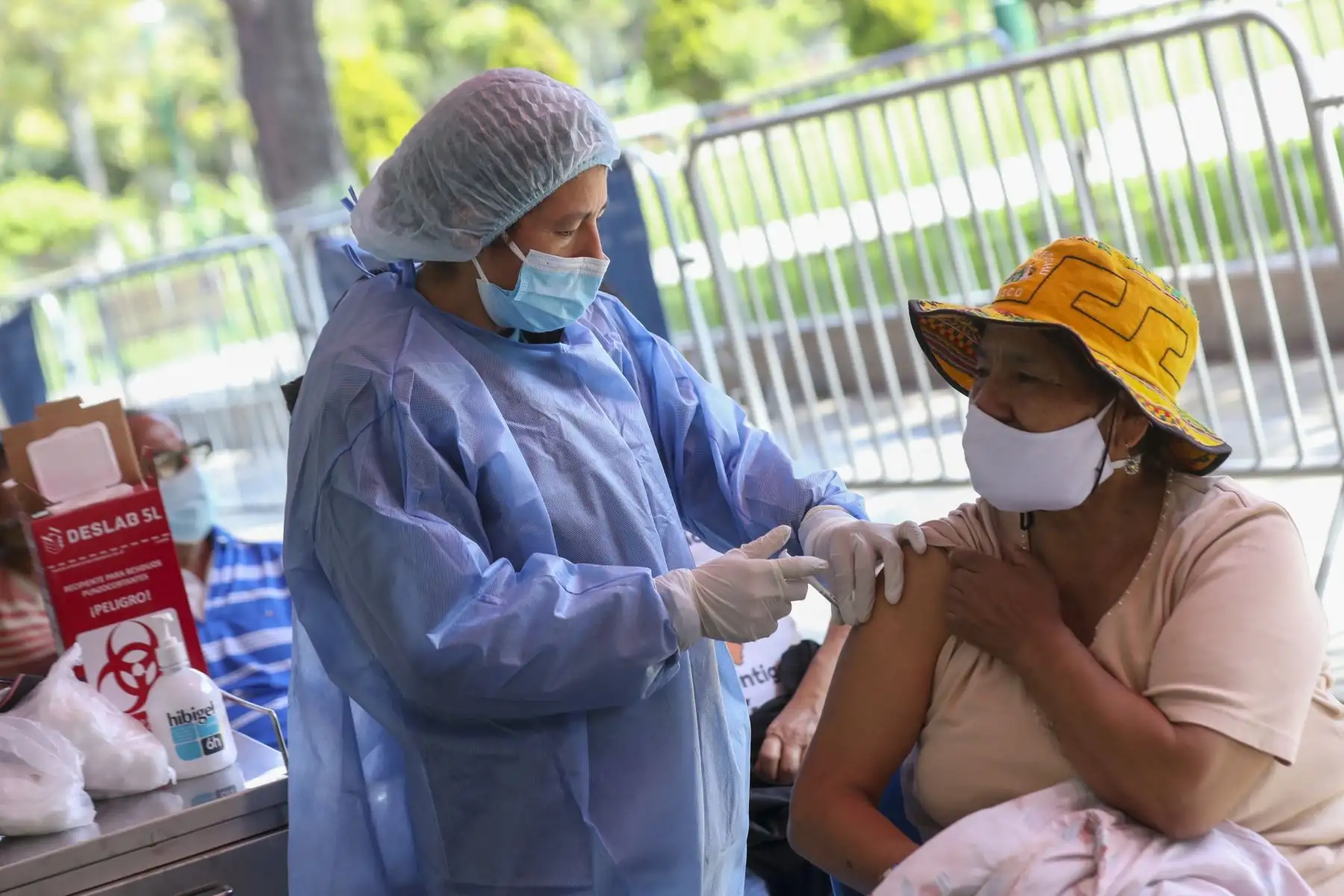 El Ministerio de Salud (Minsa) aprobó la aplicación de una cuarta dosis contra la COVID-19 en la población mayor de 50 años. Esta deberá ser administrada en todos los centros de vacunación y establecimientos de salud del país luego de haberse cumplido 5 meses de aplicarse la tercera dosis. Foto: ANDINA/Carla Patiño