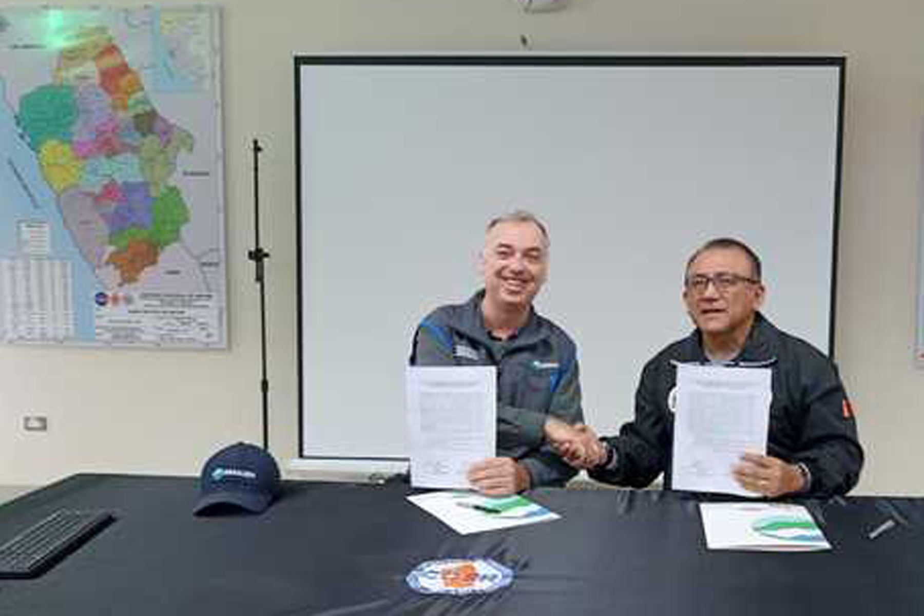 El coordinador del COER Áncash, Enrique Mendoza, y el presidente ejecutivo del Inaigem, Bram Willems, suscribieron documento. Foto: ANDINA/Difusión