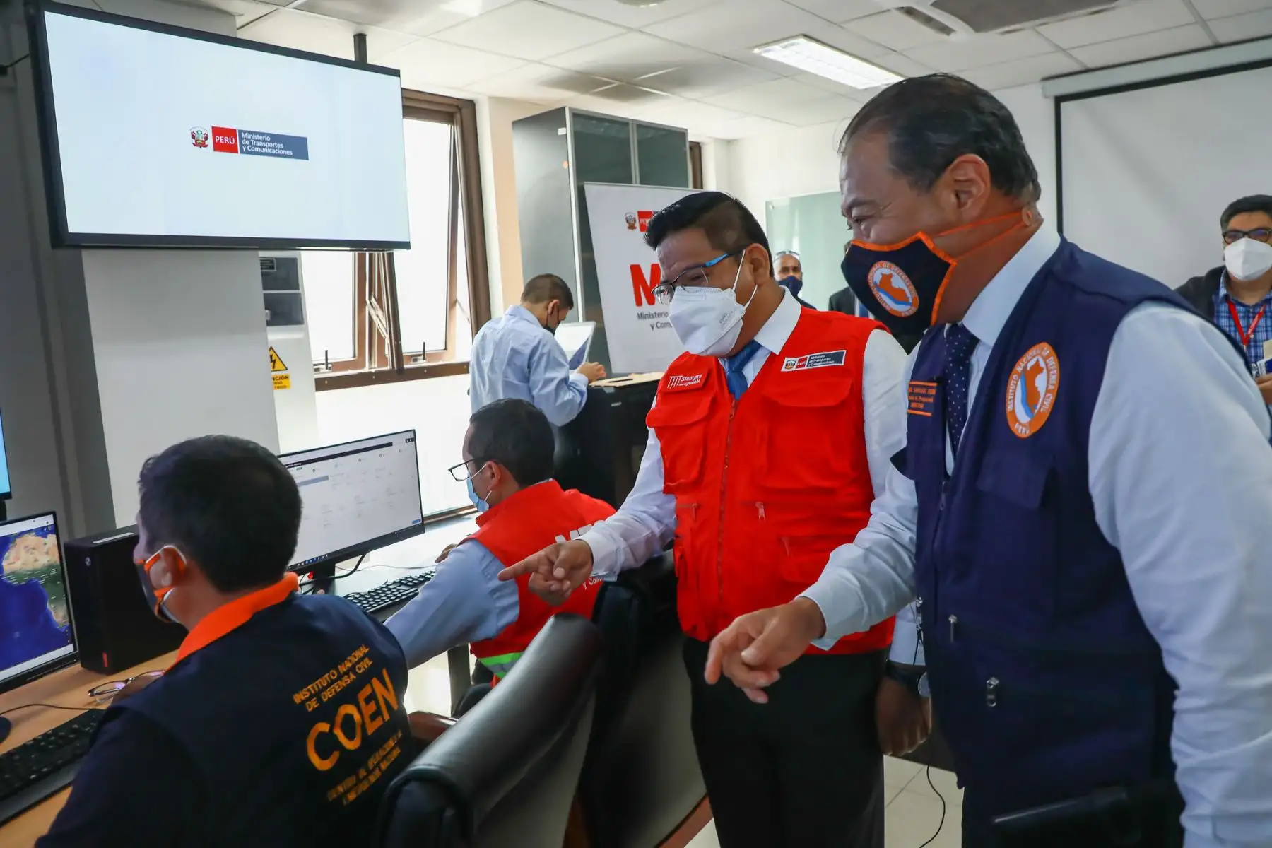 El viceministro de Comunicaciones, Virgilio Tito Chura, participó en la prueba nacional del Sismate, desde el Centro de Operaciones de Emergencia Nacional (COEN) en Chorrillos.
Foto: MTC