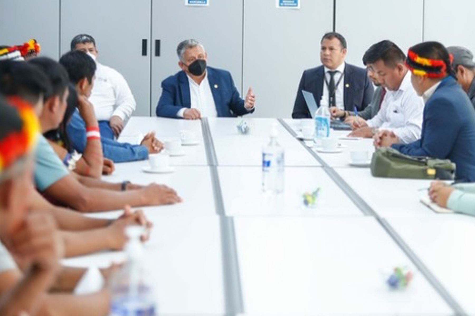 El ministro de Energía y Minas, Carlos Palacios Pérez, se reunió con representantes de comunidades awajún de la región Loreto. Foto: ANDINA/Minem