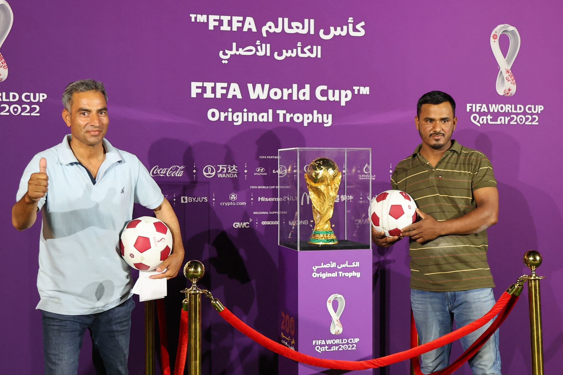 En Catar, los migrantes hacen colas para ver el trofeo del mundial de fútbol